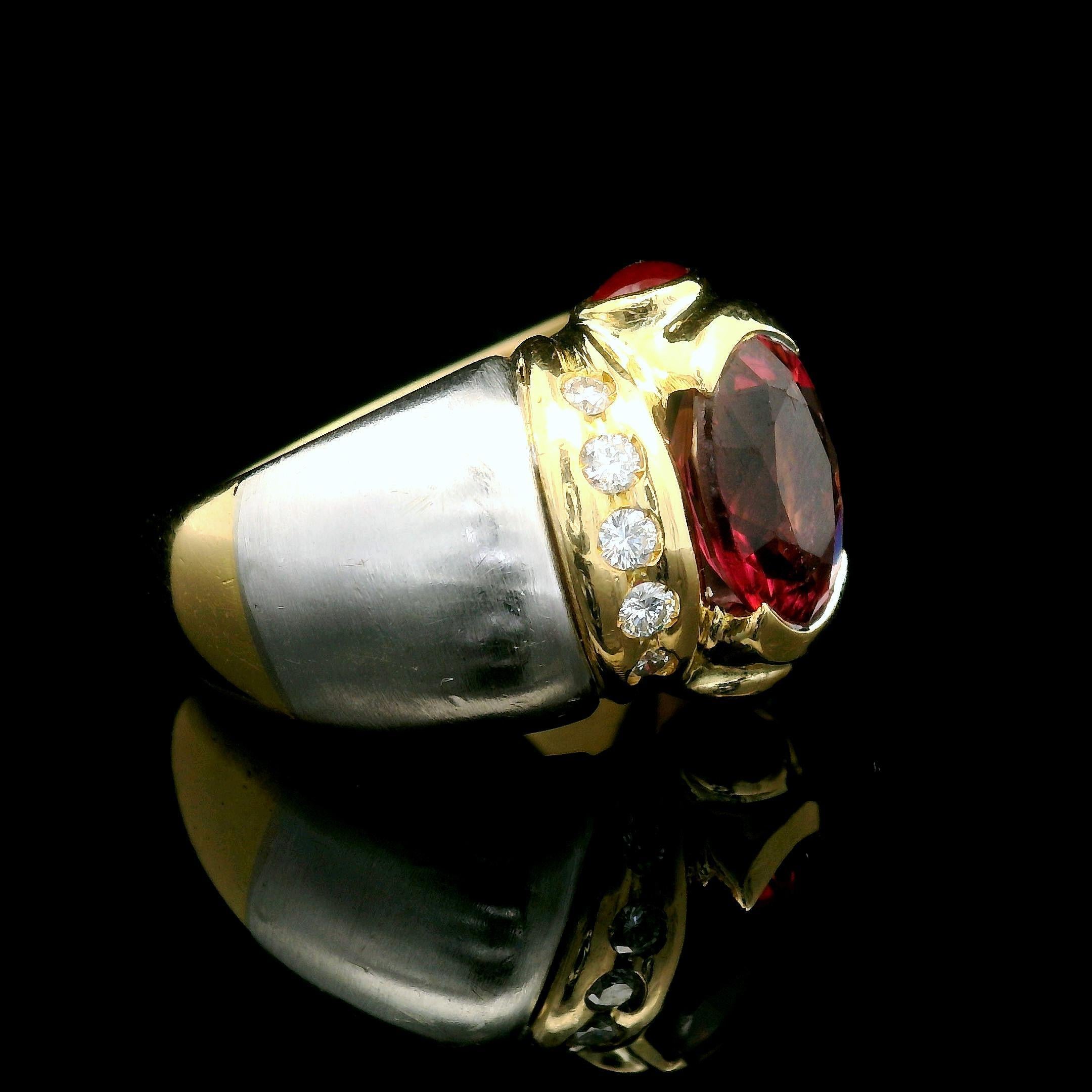 Taglio brillante Anello pesante largo in oro 18k bicolore con tormalina rosa e diamante in vendita