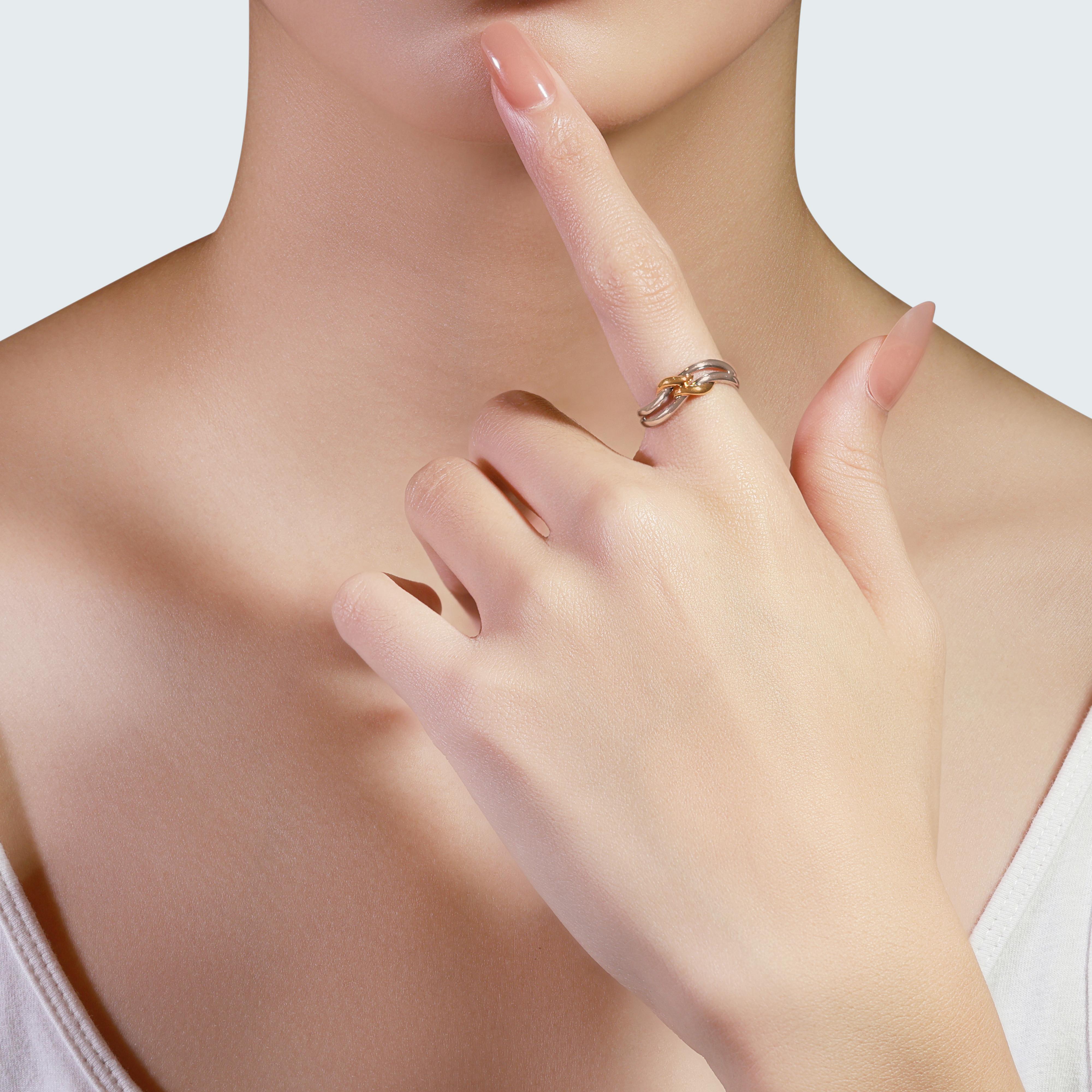 Ein schöner Knotenring. Der Schmuck ist aus 18 Karat Gelb- und Weißgold gefertigt und hochglanzpoliert. Es wird mit einer schicken Schmuckschatulle geliefert.

Metall: 18K zweifarbiges Gold

sku: SR-YG-164573 / 164573

Gewicht des Schmucks: 3,30