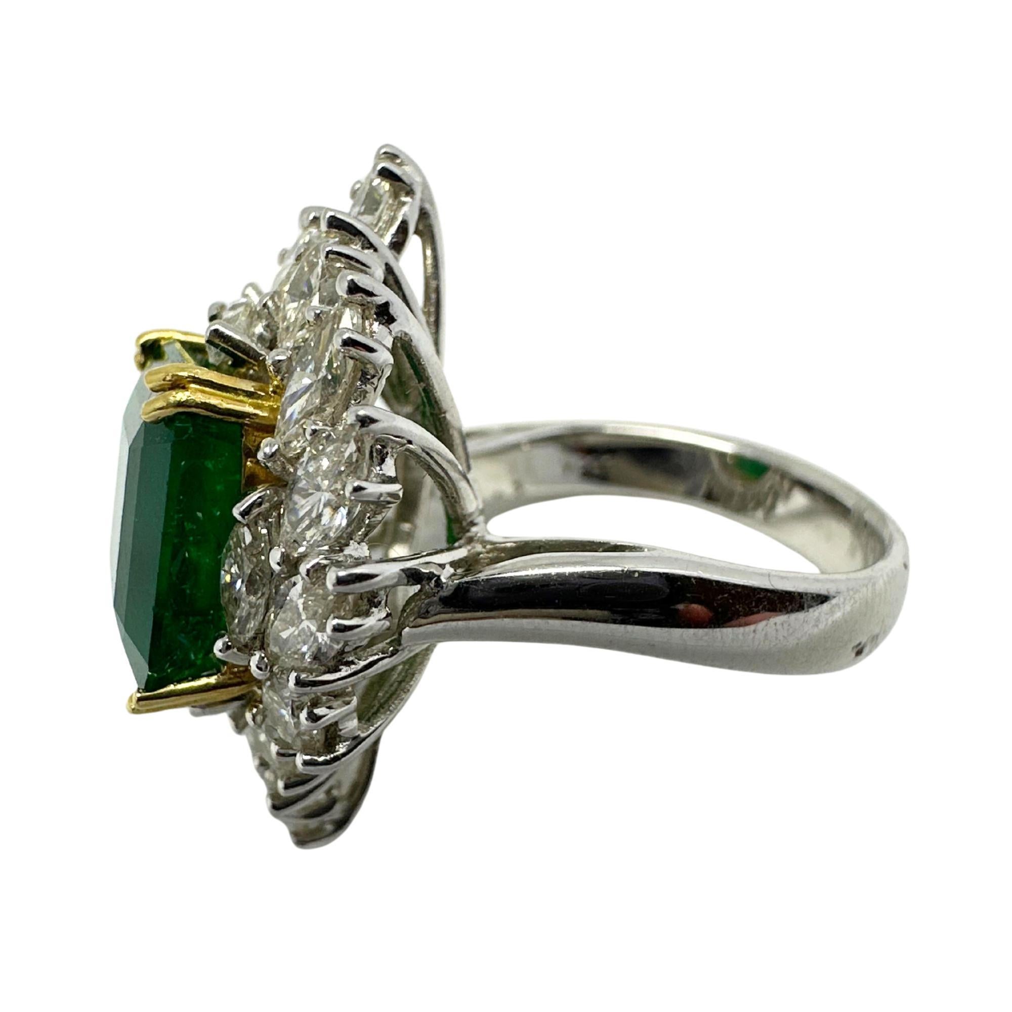 Presentamos este precioso Anillo de Diamantes y Esmeraldas de 18 quilates y dos tonos de corte marquesa. Este anillo pesa 9,2 gramos y es de la talla 6,25 (se puede cambiar de talla). Este anillo tiene una impresionante piedra de esmeralda profunda