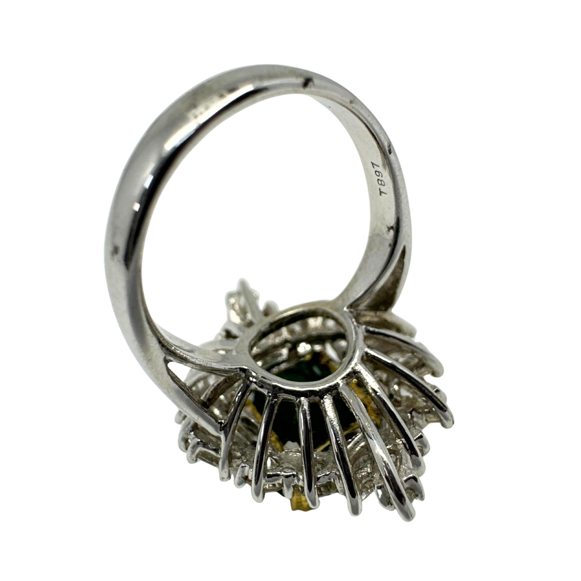Anillo de diamantes y esmeraldas talla marquesa en dos tonos de 18k Corte mixto en venta