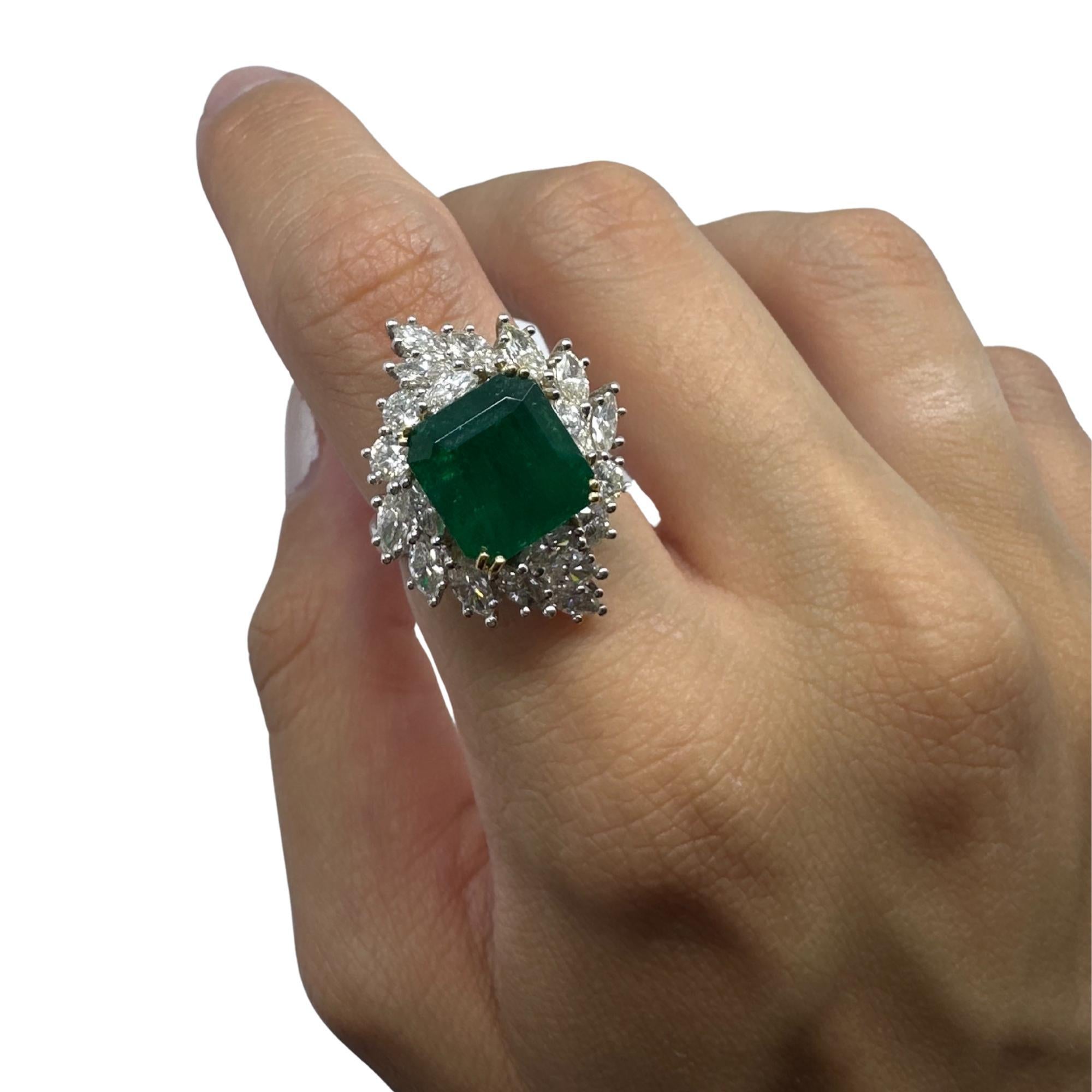 Anillo de diamantes y esmeraldas talla marquesa en dos tonos de 18k en Bueno estado para la venta en New York, NY