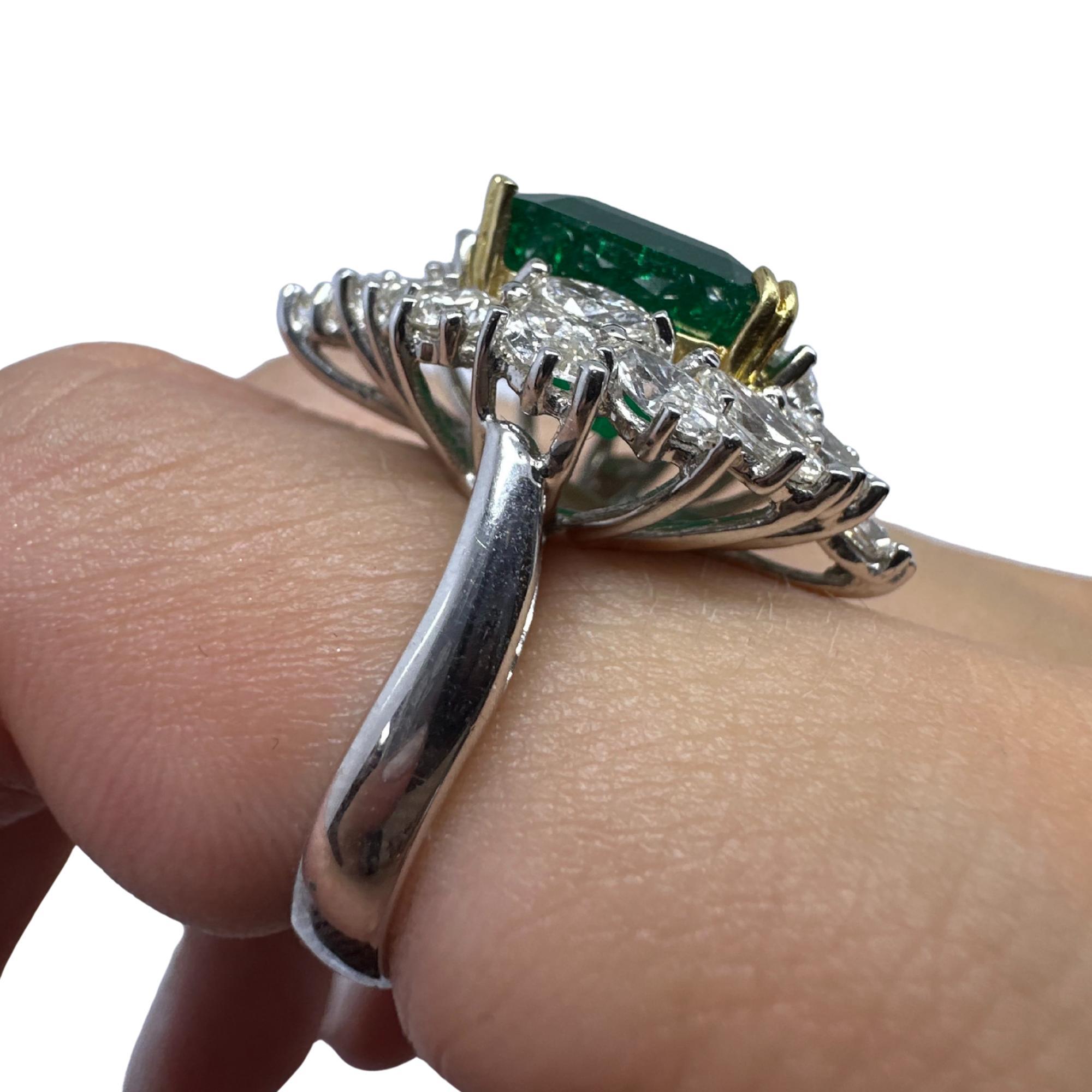 Femenino o masculino Anillo de diamantes y esmeraldas talla marquesa en dos tonos de 18k en venta