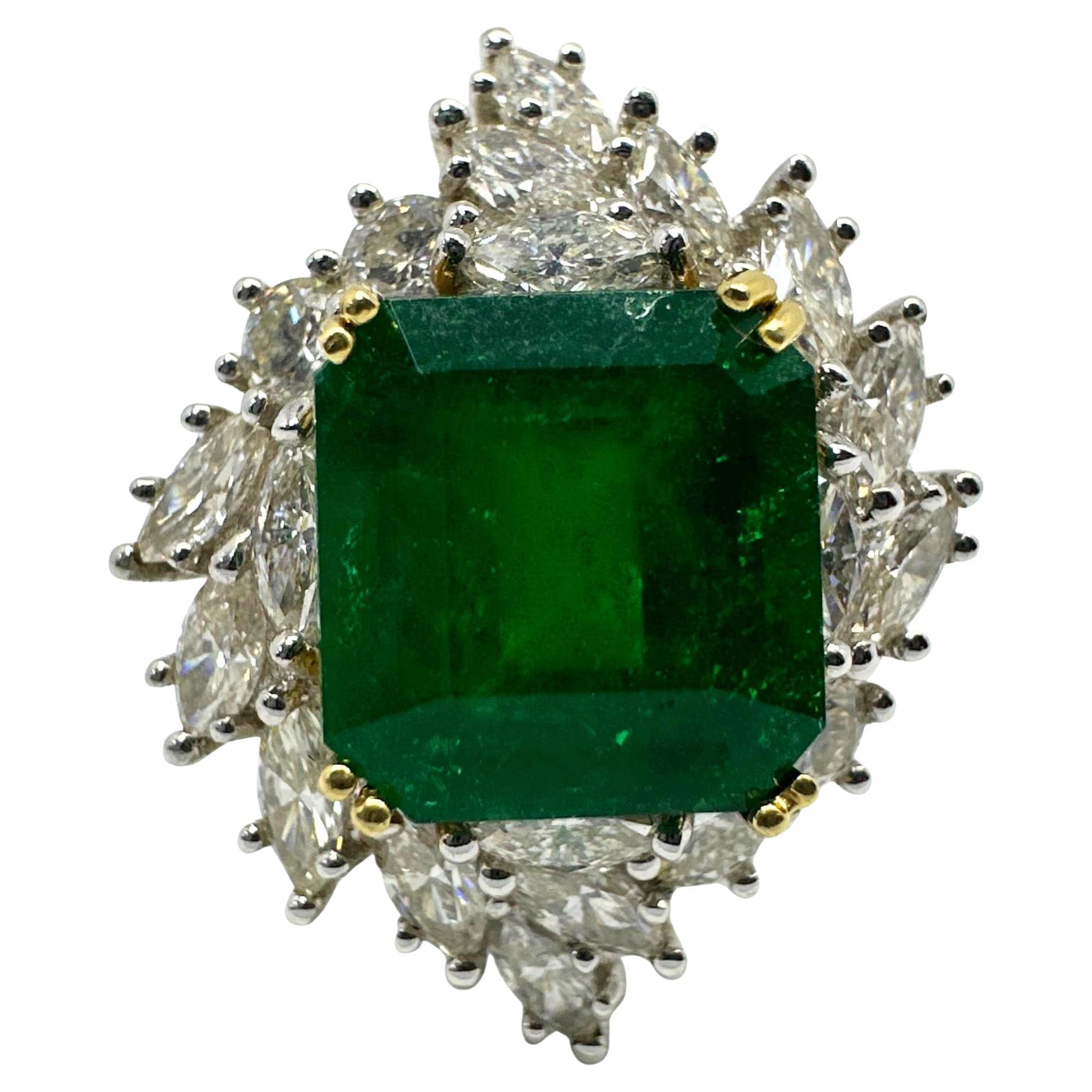 Anillo de diamantes y esmeraldas talla marquesa en dos tonos de 18k