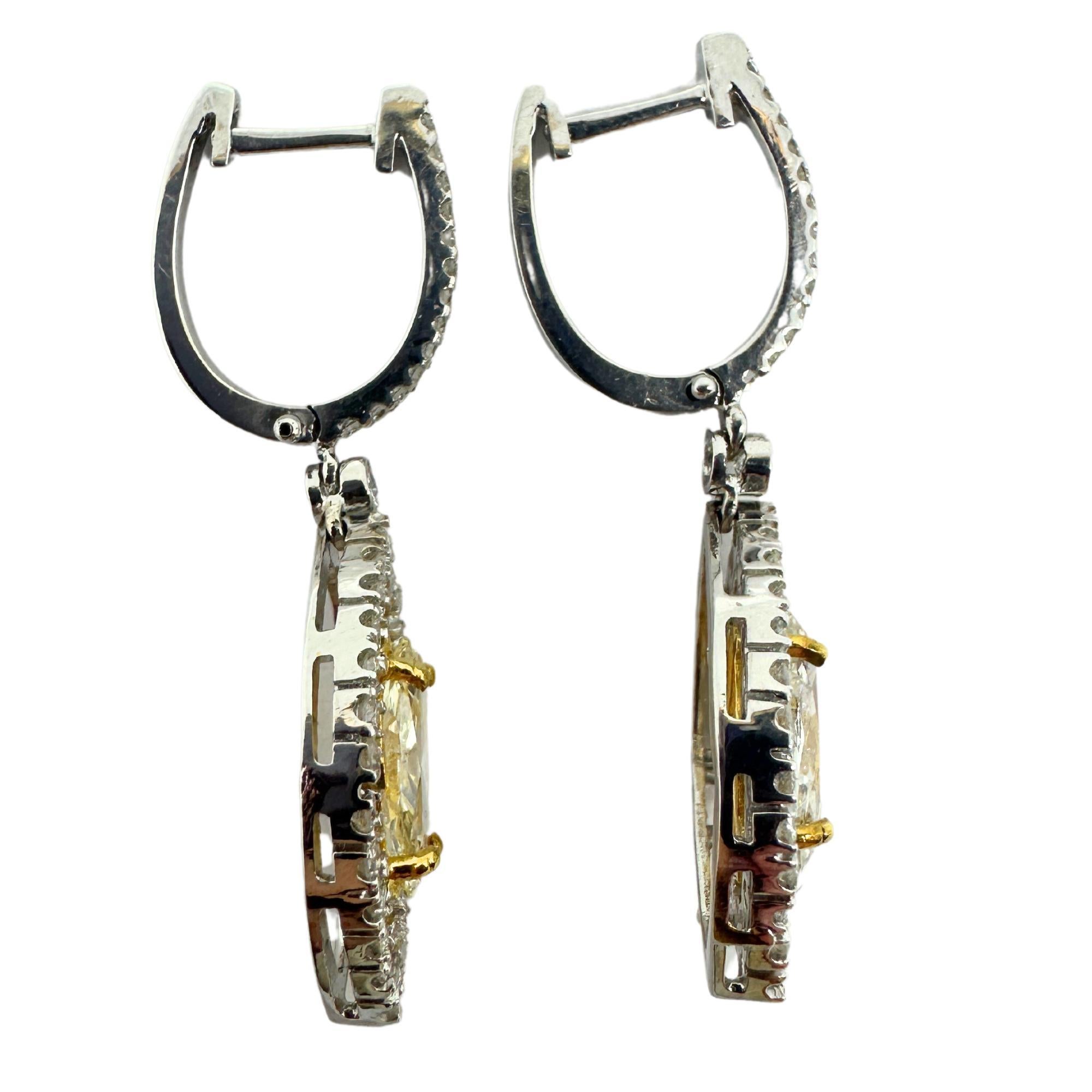 Pendientes de diamantes amarillos y blancos talla marquesa en dos tonos de 18 quilates
Estado: En buen estado, con algunos pequeños desgastes superficiales propios de la edad.
Longitud: 1.8 cm
Metal: Oro amarillo y blanco de 18 quilates
Peso: 5.5