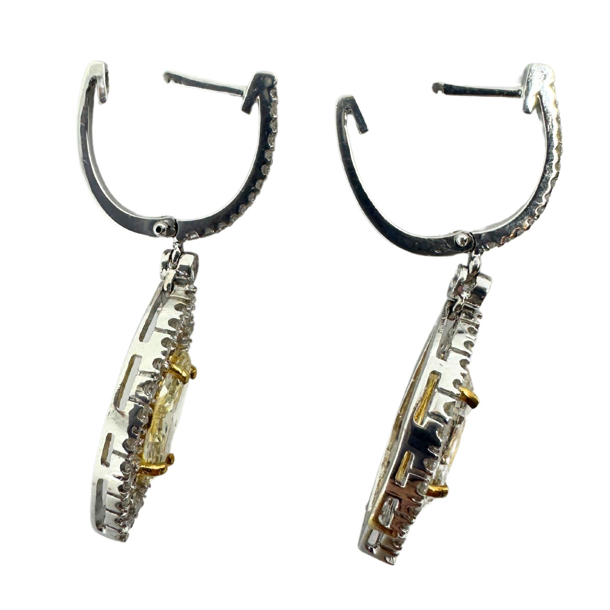 Pendientes de diamantes amarillos y blancos talla marquesa en dos tonos de 18 quilates Moderno en venta