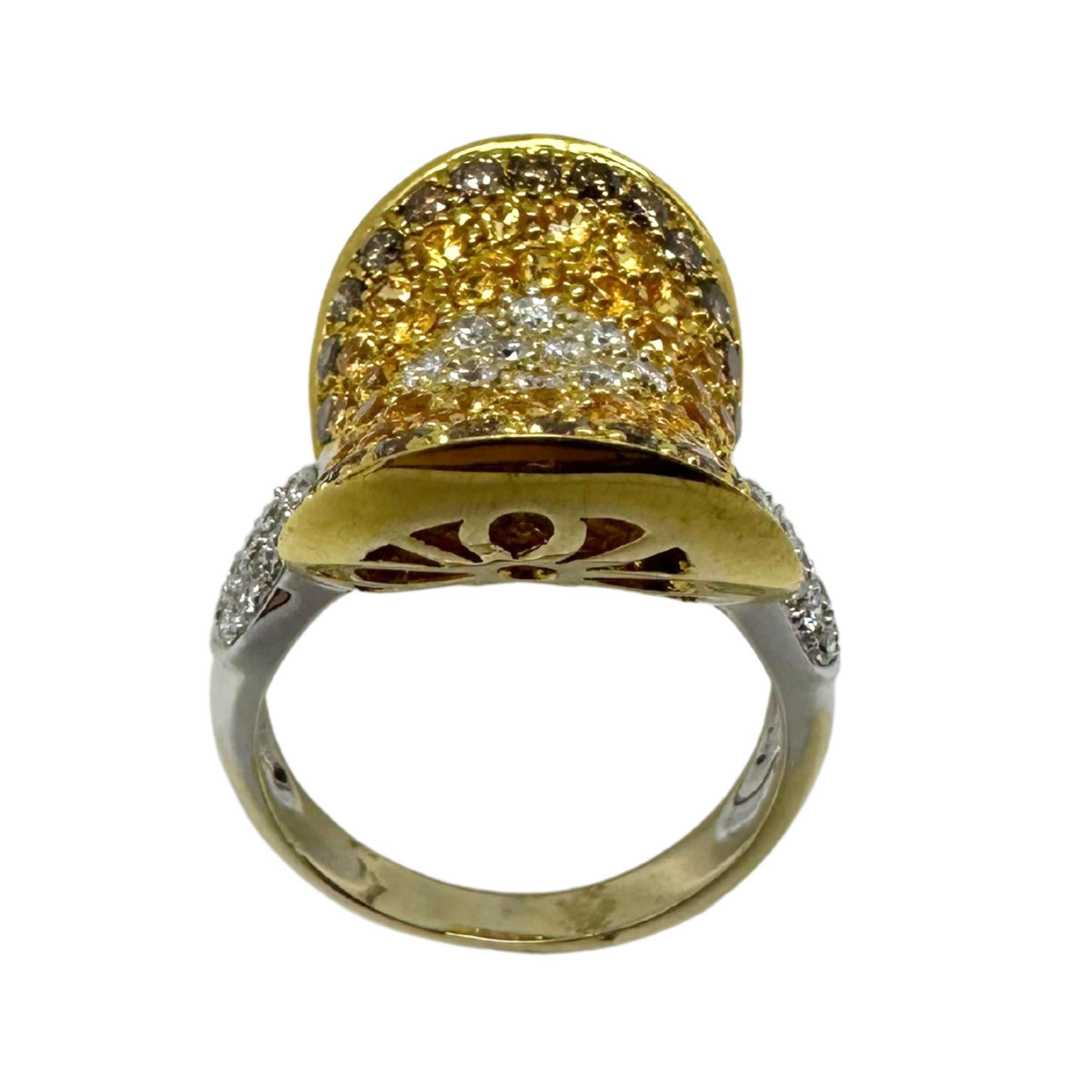Taglio rotondo Anello cocktail con diamanti bicolore 18 carati in vendita