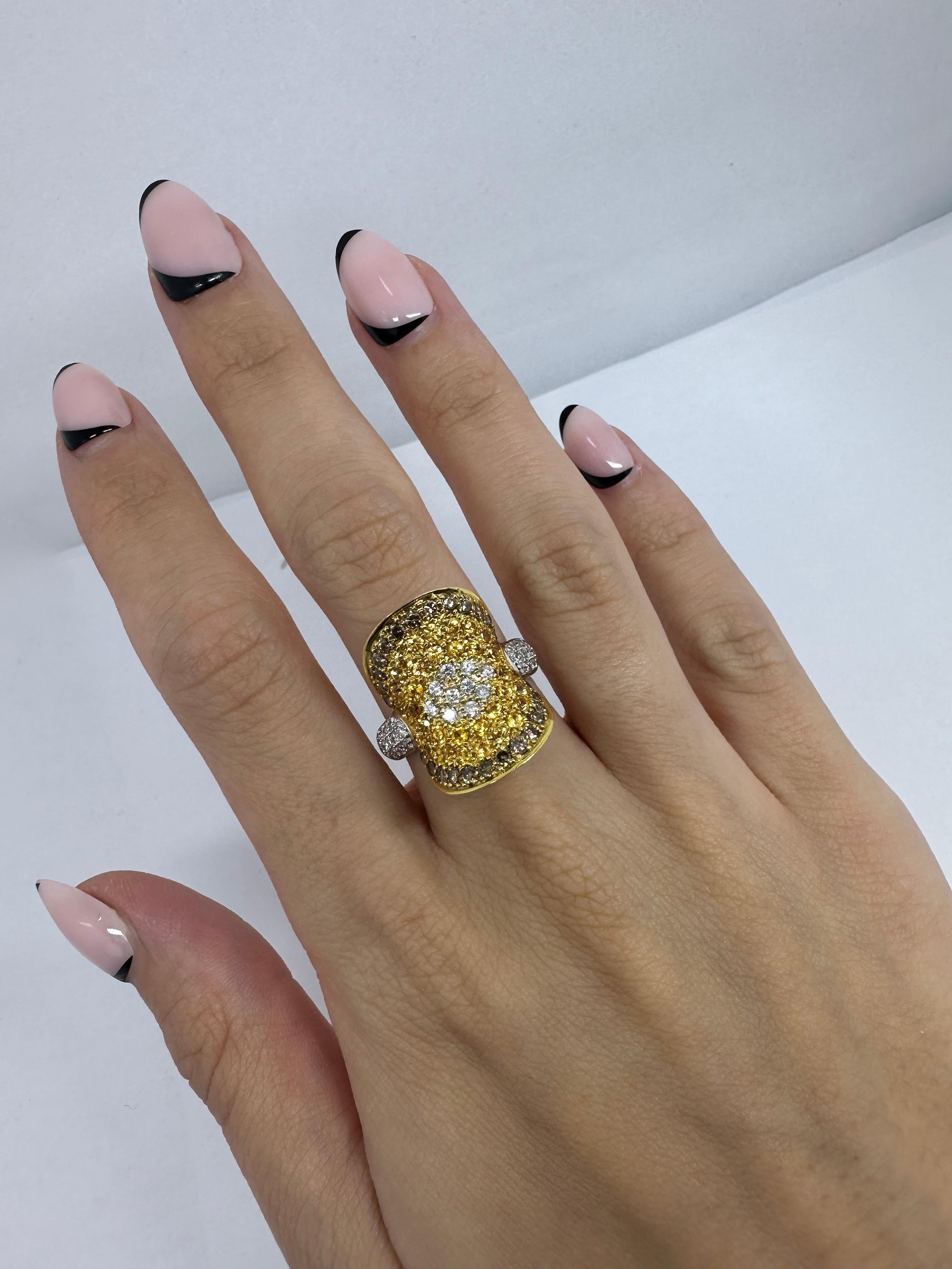 Donna Anello cocktail con diamanti bicolore 18 carati in vendita