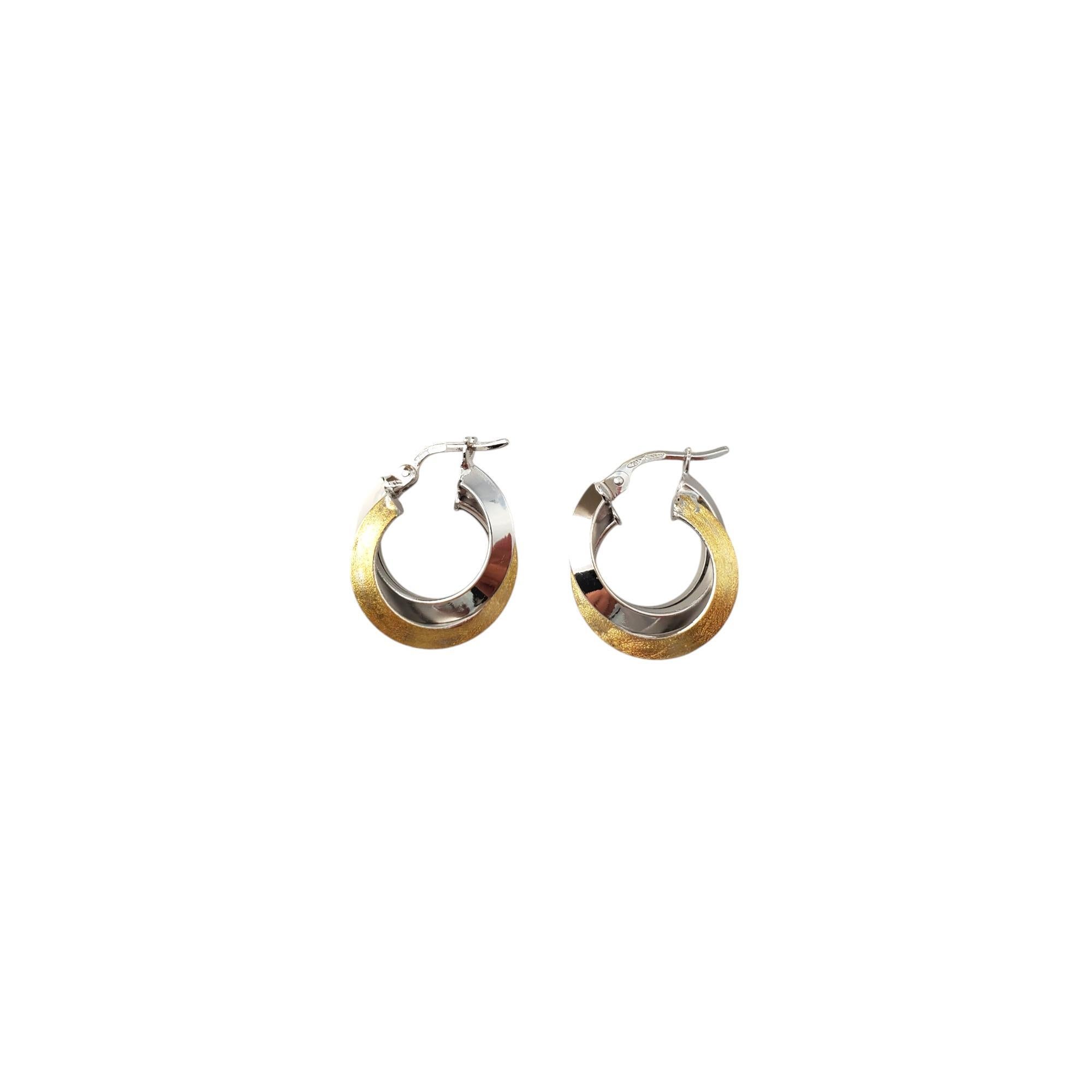 18K Two Tone Interlocking Circle Hoop Earrings -

These gorgeous earrings are set in white and yellow gold - a staple to any outfit.

Size: 19.2mm X 4.1mm X 4.8mm

Weight: 1.8dwt. / 2.8 gr.

Marked: 750

Very good condition, professionally