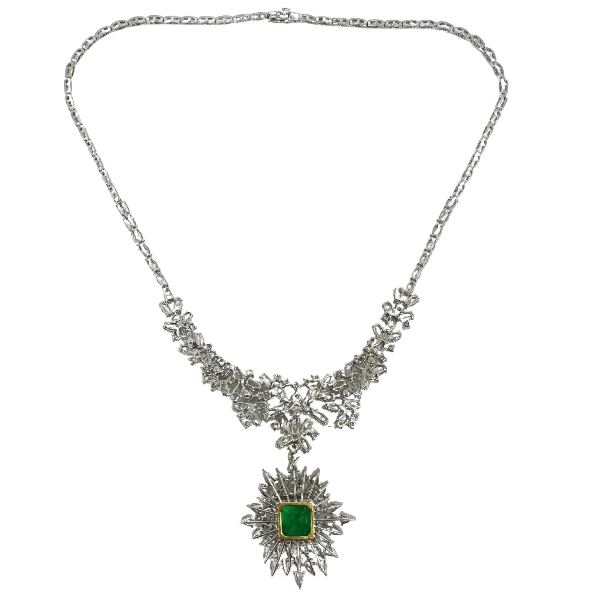 Collier en deux tons 18K avec diamants taille poire et marquise et émeraudes
Condit : En bon état avec quelques légères usures de surface dues à l'âge.
Longueur : chaîne de 16 pouces, pendentif de 1,25 pouces
Marques : 