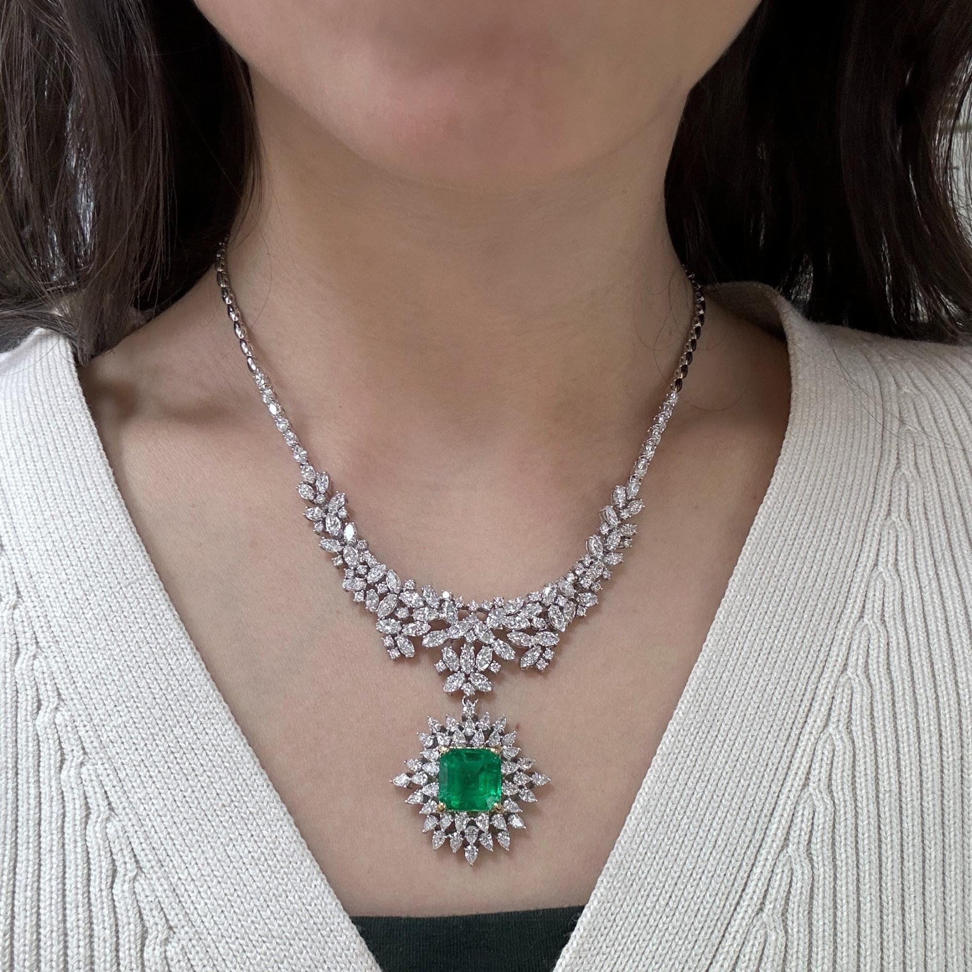 Taille émeraude Collier en deux tons 18K avec diamants taille poire et marquise et émeraudes en vente