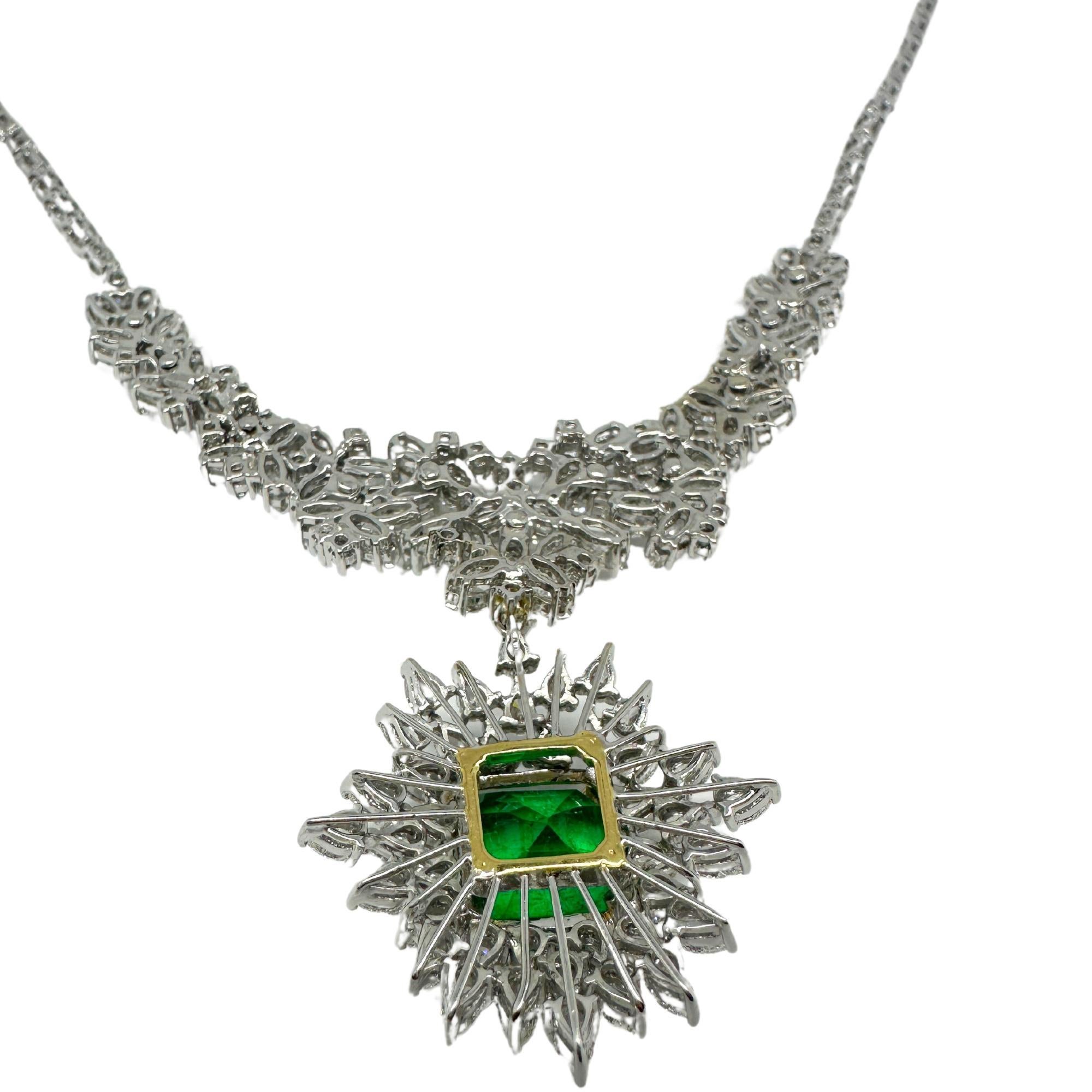 Collier en deux tons 18K avec diamants taille poire et marquise et émeraudes en vente 1