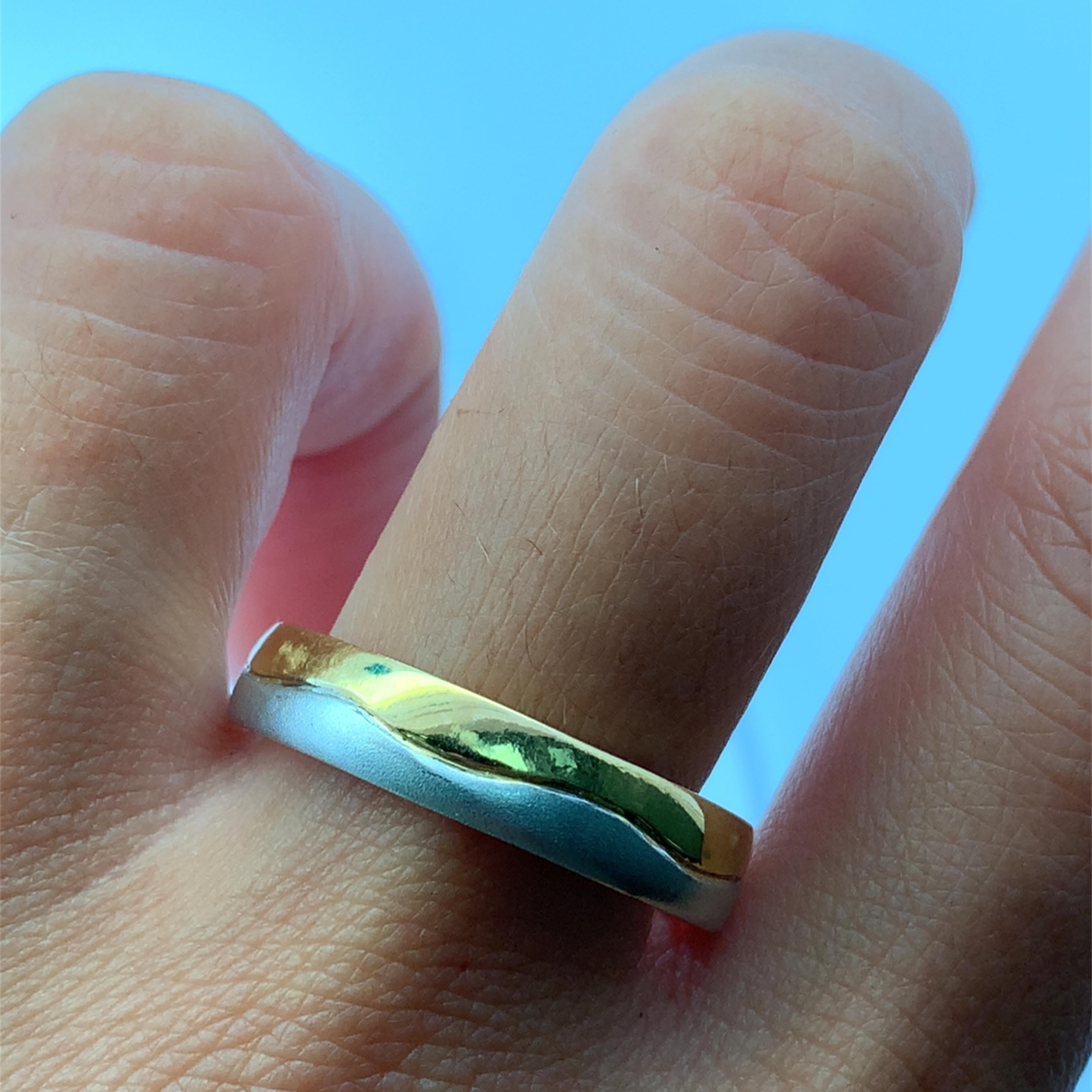 Rehaussez votre style avec cette exquise bague à deux tons en or blanc et jaune 18k, méticuleusement fabriquée en or blanc et jaune 18k, largeur 5mm, poids 6g. Son design/One offre une touche d'élégance discrète, parfaite pour une tenue de tous les