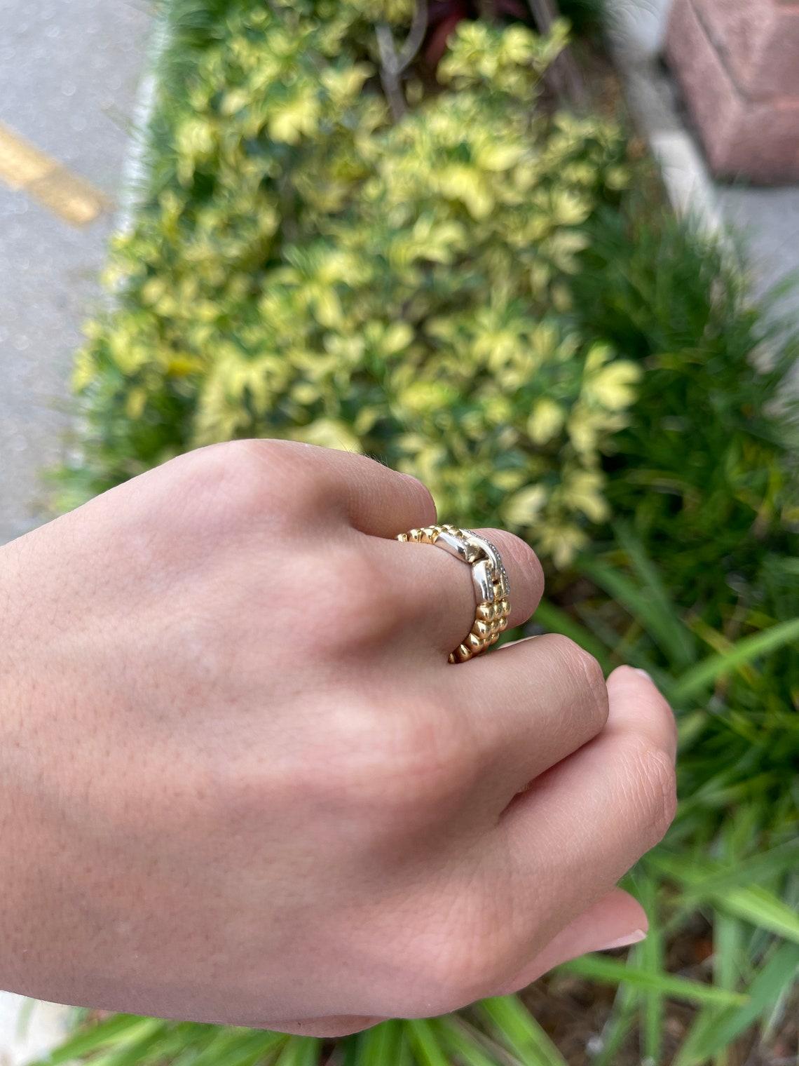 18 Karat zweifarbiger Diamant-Gürtelschnalle-Ring mit runden natürlichen Diamanten im Zustand „Neu“ in Jupiter, FL