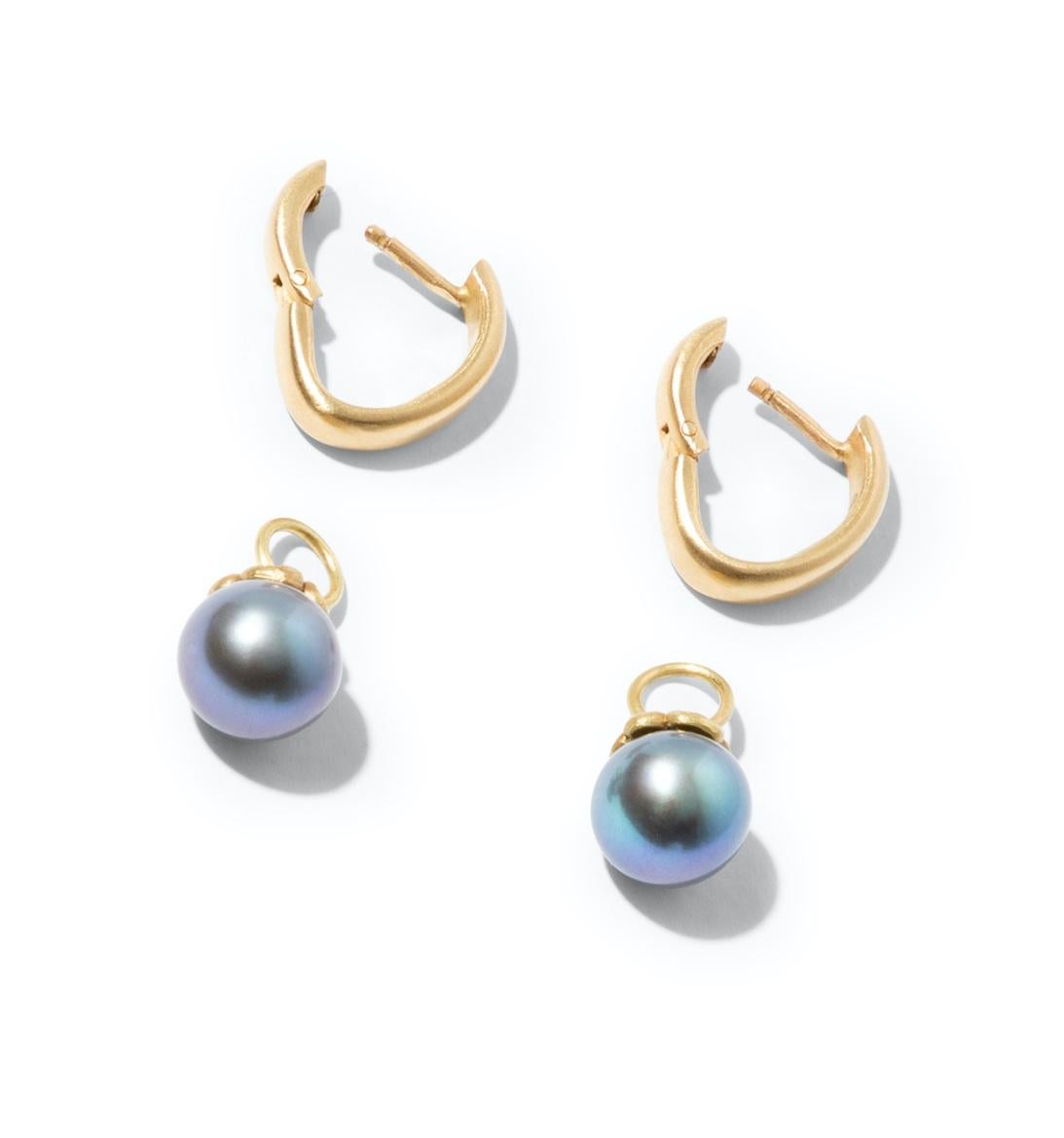 Artisan 18k V-Shaped Gold Hoop Earrings with Small Round Grey Freshwater Pearls For Sale