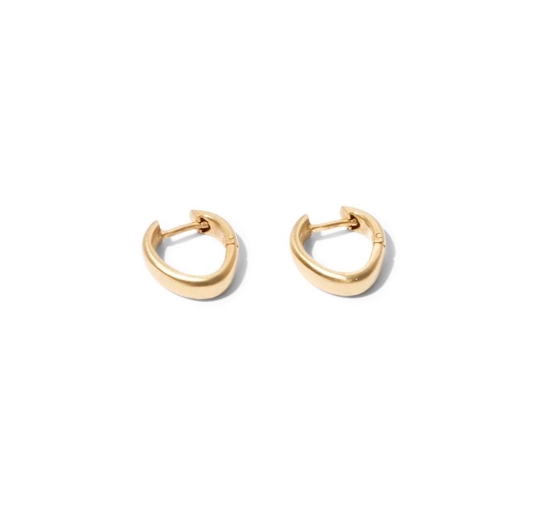 Round Cut 18k V-Shaped Gold Hoop Earrings with Small Round Grey Freshwater Pearls For Sale