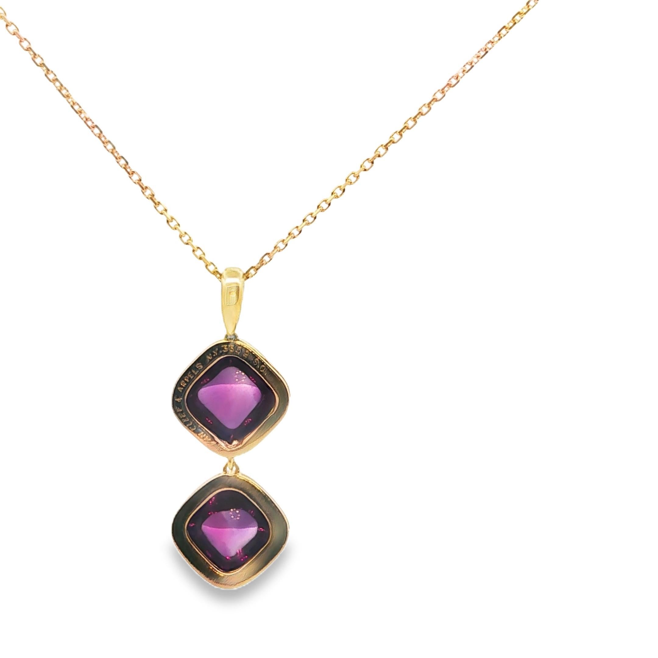 Linee di Luce, Ombre di Viola
Uno studio sulla geometria e sul colore.

Questo elegante ciondolo degli anni '80 di Van Cleef & Arpels racchiude l'essenza della raffinatezza modernista. Due ametiste cabochon dai colori intensi - pulite, vitree e