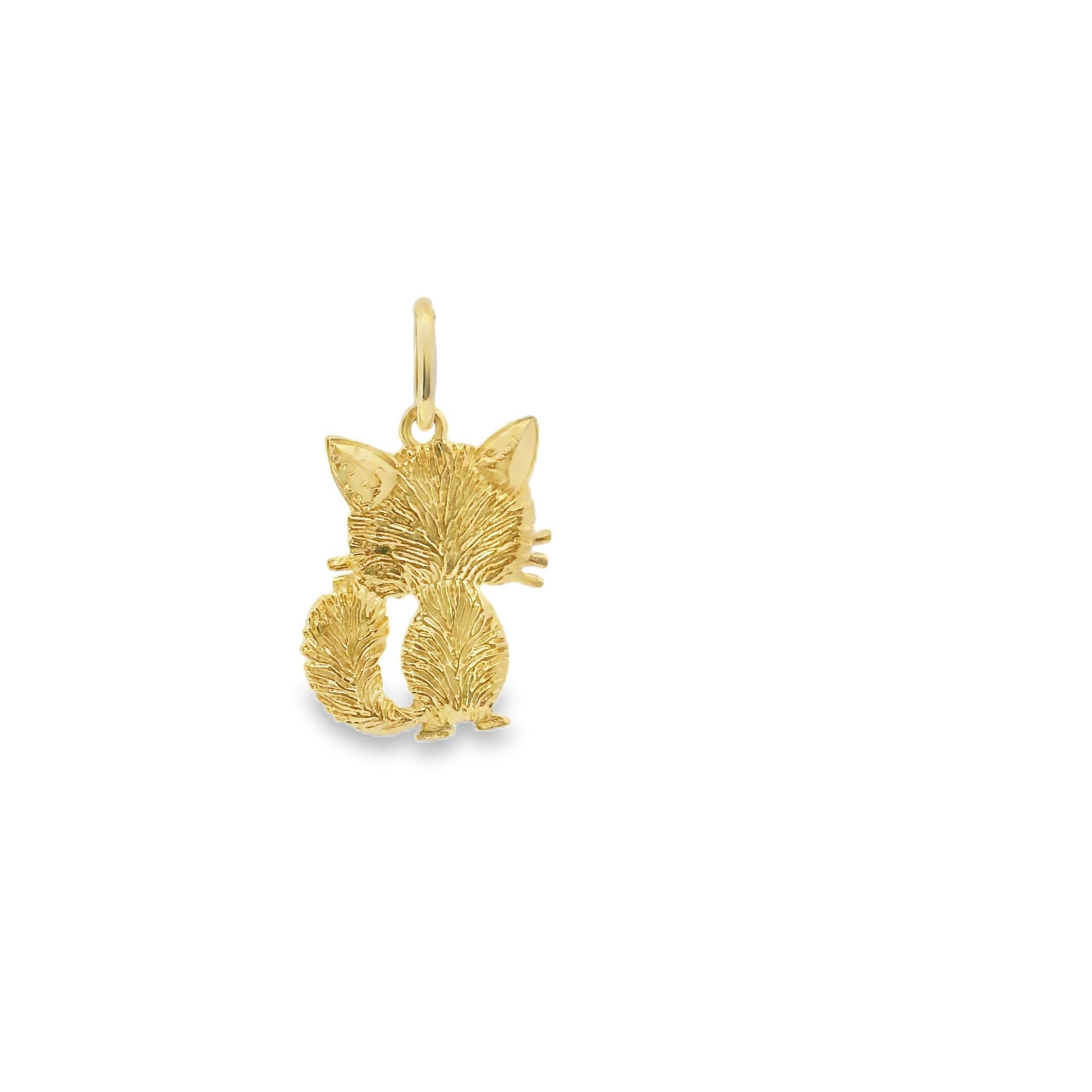 Diese charmante Halskette mit Anhänger zeigt ein skurriles Katzendesign, gefertigt aus 18 Karat Gold. Das Stück zeichnet sich durch komplizierte Details aus und hat eine strukturierte Goldoberfläche, die die verspielte Form der Katze