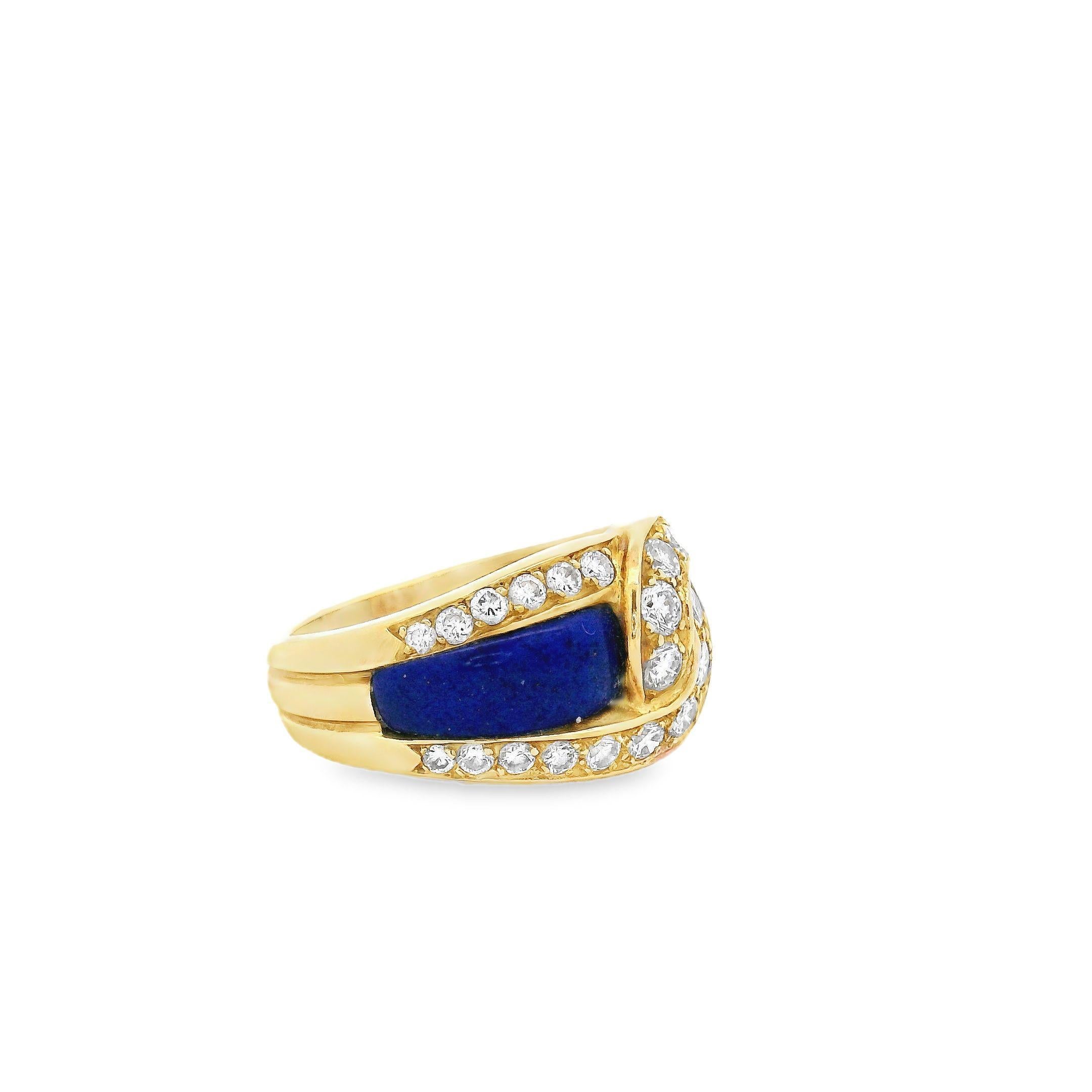 Ein raffinierter und eleganter Ring mit einer auffälligen Kombination aus Diamanten und Lapislazuli.

Der Ring ist mit 1,54 Karat runden Diamanten im Brillantschliff geschmückt, die eine makellose weiße Farbe und VVS2-Reinheit aufweisen und elegant
