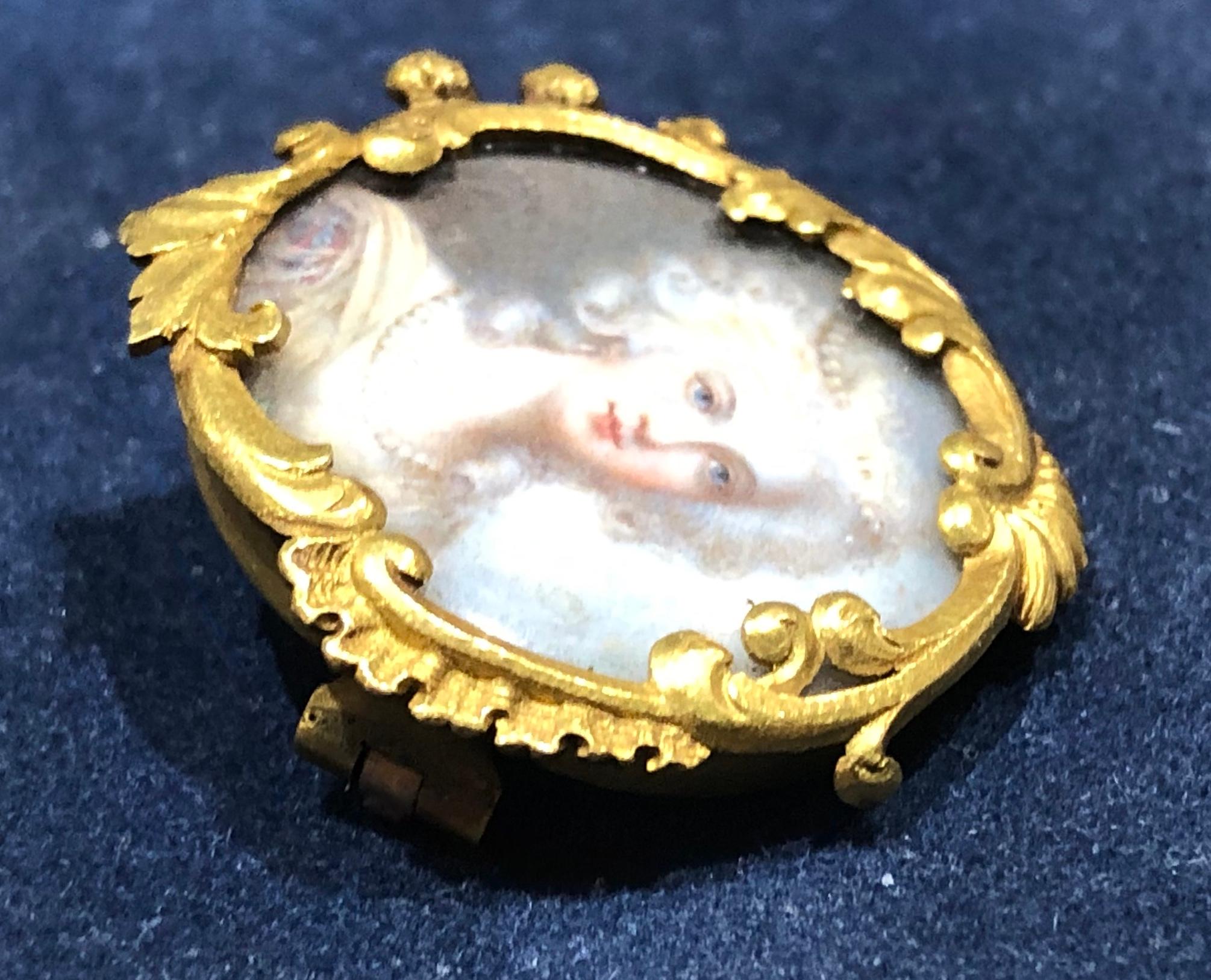 18 Karat Victorian French Mother of Pearl Miniature In Excellent Condition For Sale In Hingham, MA