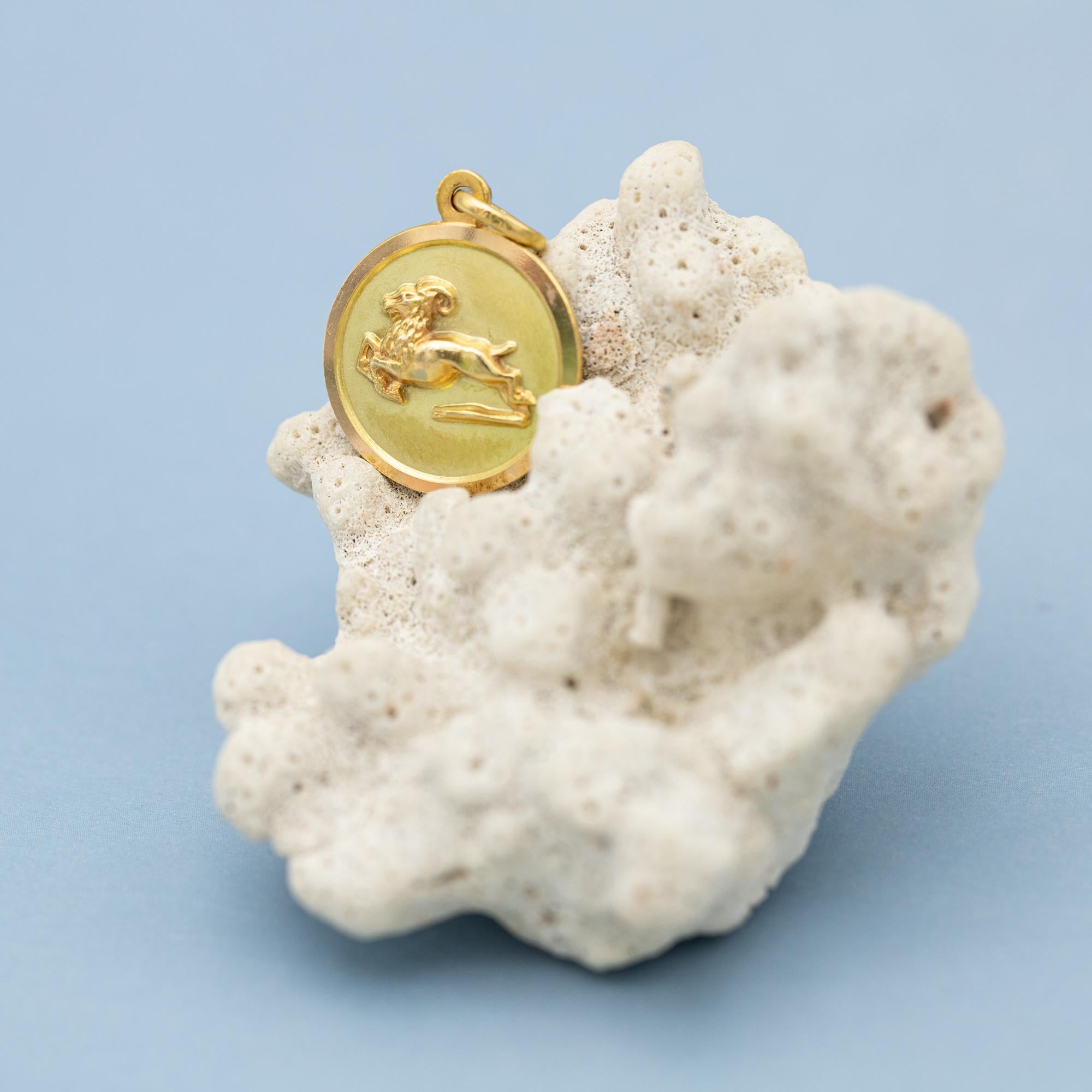18k Vintage Aries - 18 karat zodiac charm pendant - solid yellow gold Star Sign For Sale 1