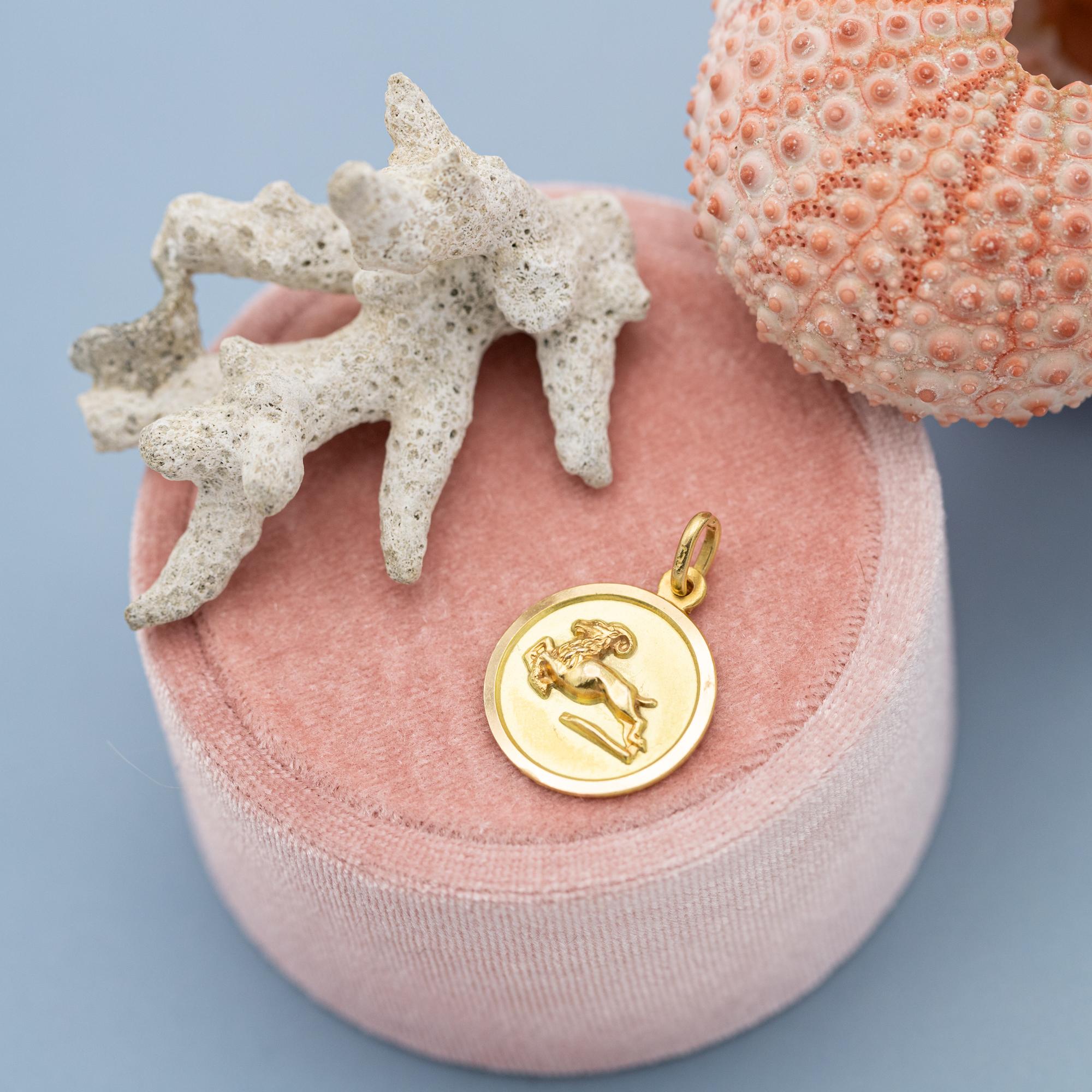 18k Vintage Aries - 18 karat zodiac charm pendant - solid yellow gold Star Sign For Sale 2