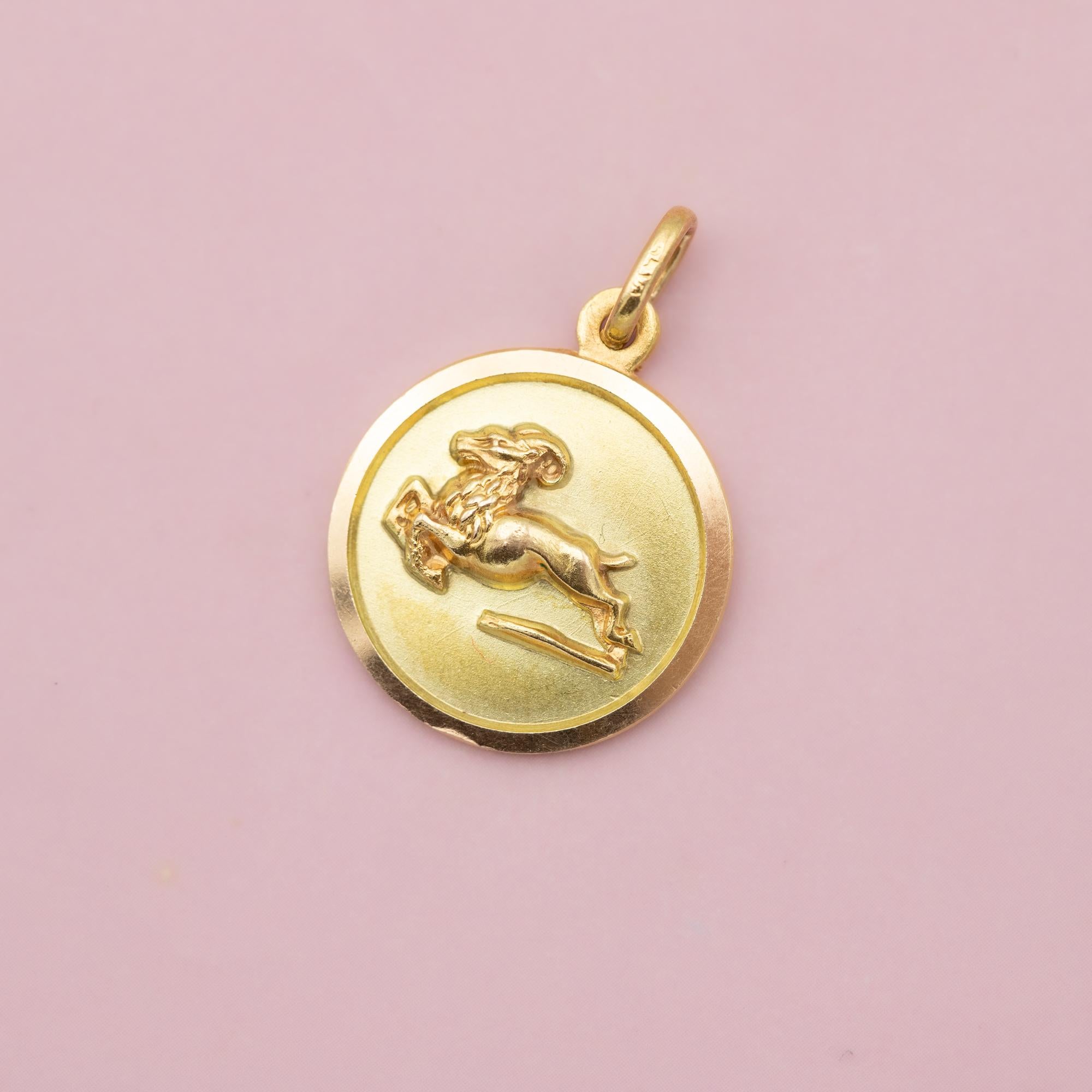 18k Vintage Aries - 18 karat zodiac charm pendant - solid yellow gold Star Sign For Sale 3