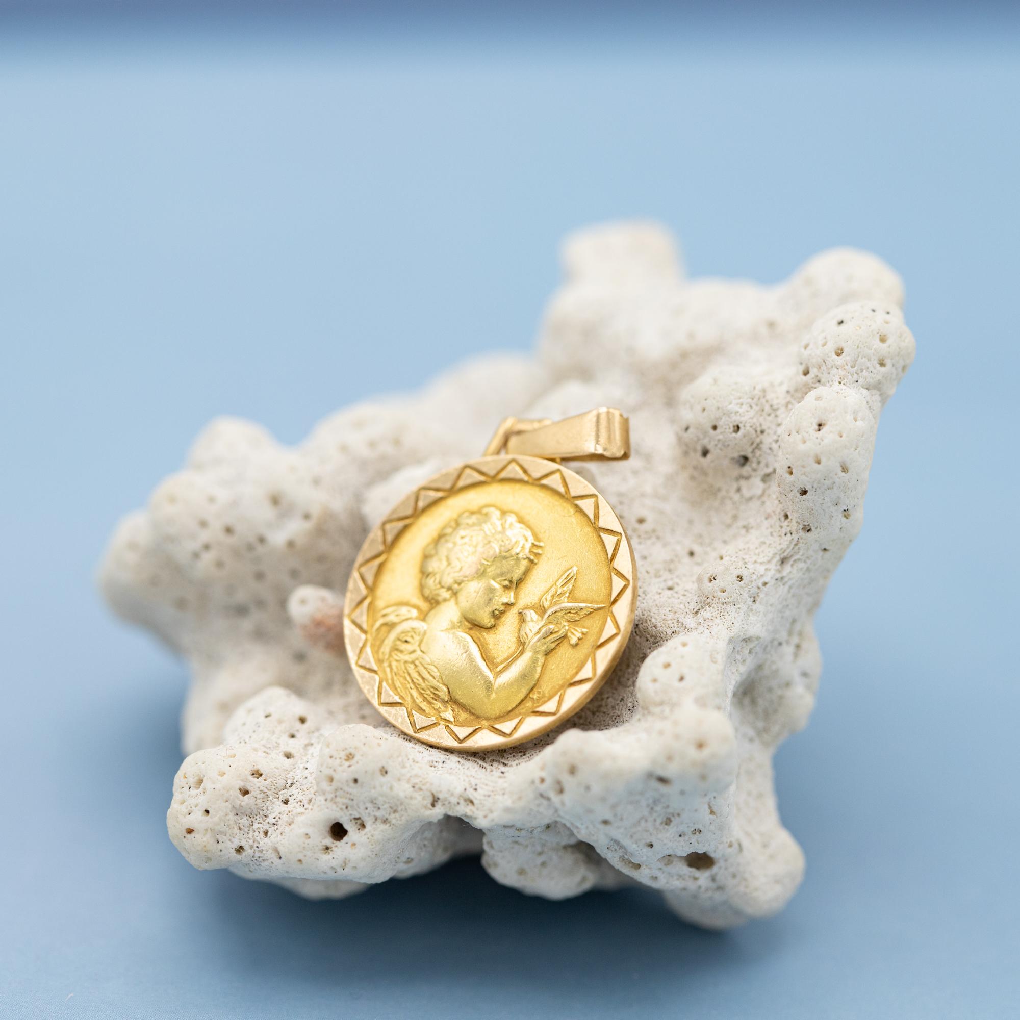 18k Vintage cherub charm pendant - Angel medallion - solid yellow gold charm In Good Condition In Antwerp, BE