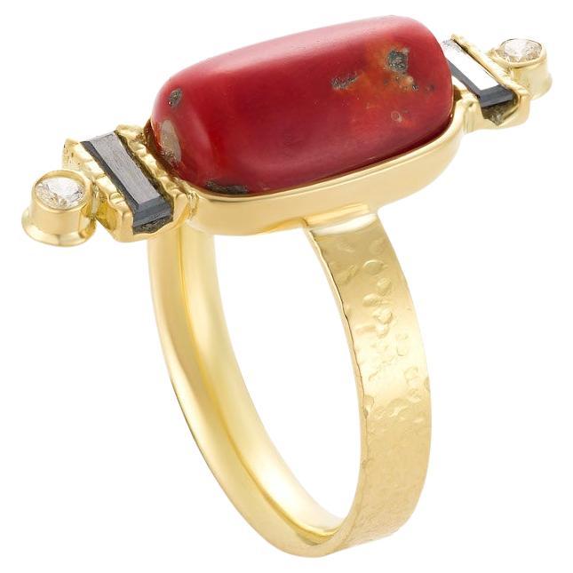 One-of-a-kind 18K gold ring with (Vintage) Coral cabochon, accented with black and clear diamonds.
The smooth Coral is offset with a set of two black baguette diamonds and two smaller round millie diamonds on top of textured comfort fit gold band.