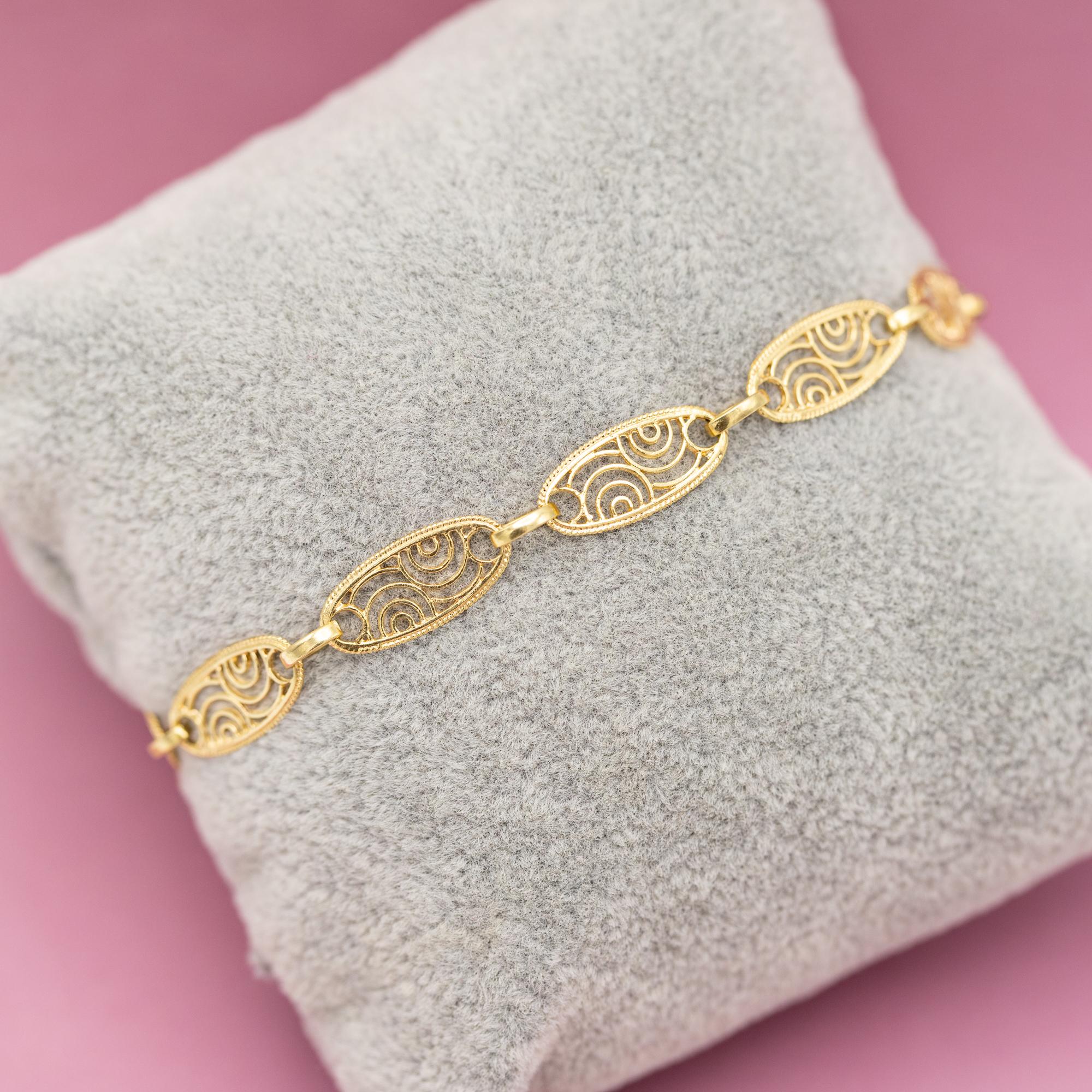 For sale is this Vintage filigree bracelet crafted in 18k yellow gold. This vintage beauty is hallmarked with a 750 mark and an Italian makers mark. Each link is wonderfully decorated with circle shaped  filigree details. We would like to let you
