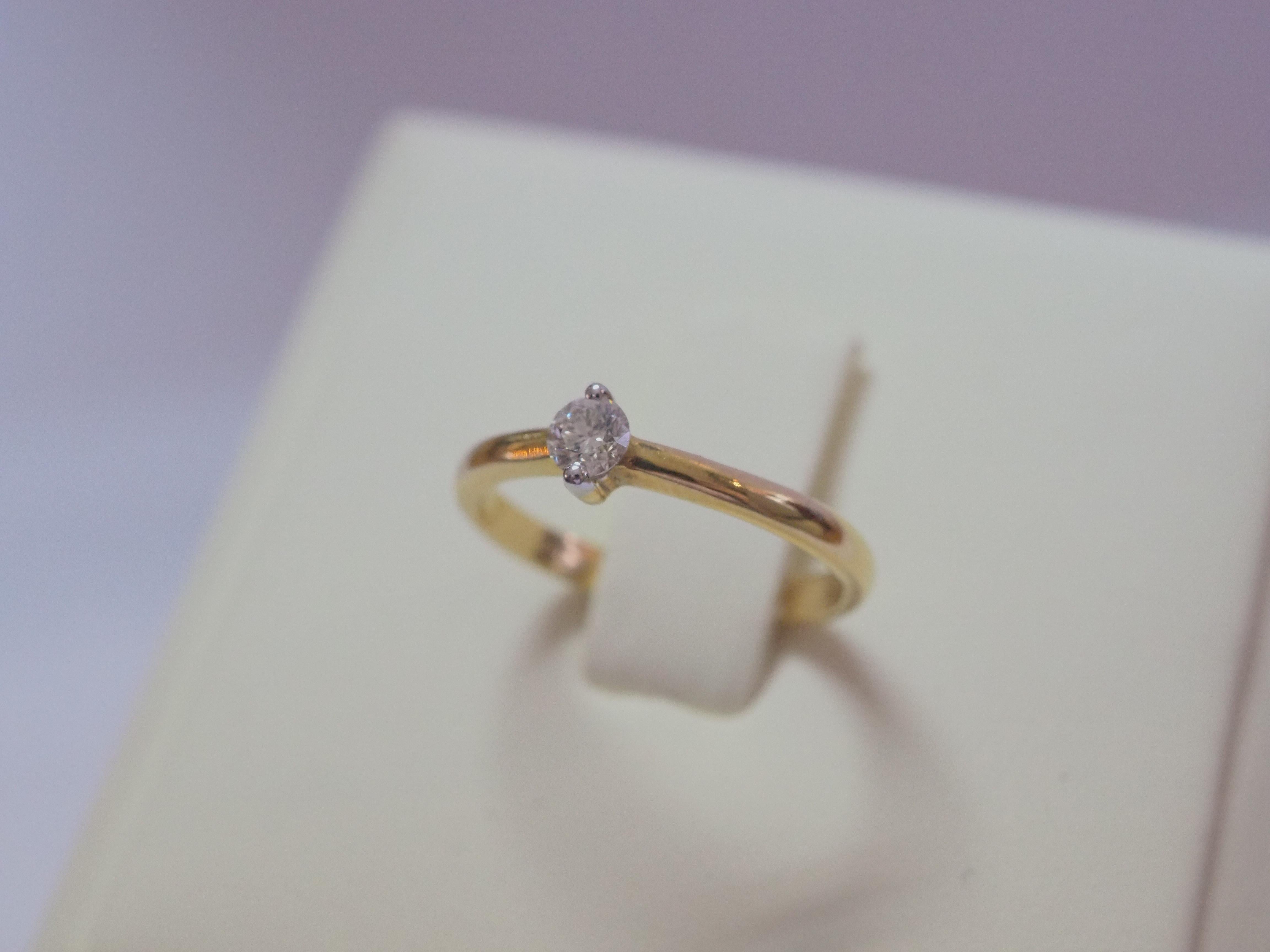 18k Vintage Gold 0.20ct Good Quality Brilliant Diamond Solitaire Ring For Sale 2