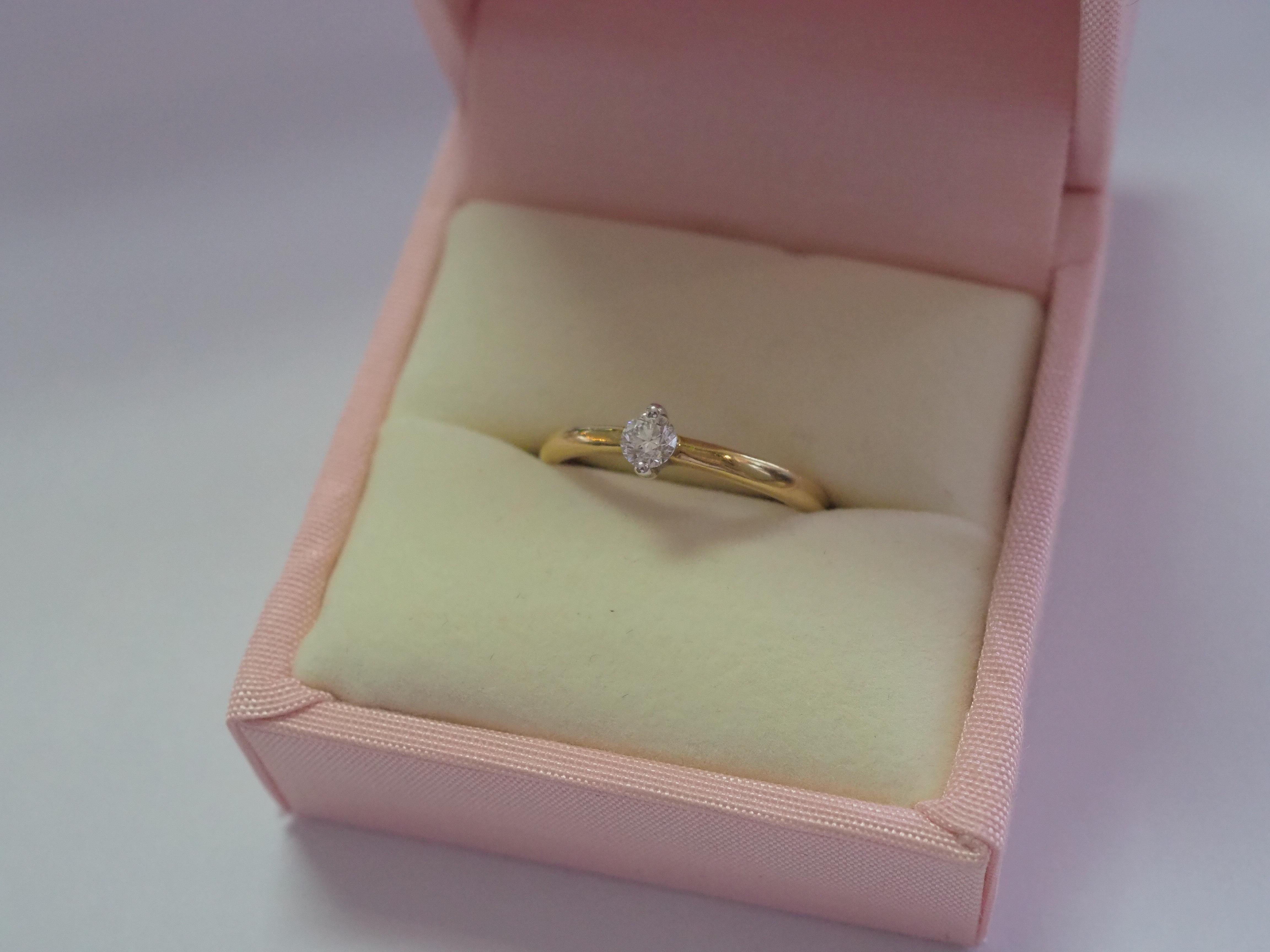 18k Vintage Gold 0.20ct Good Quality Brilliant Diamond Solitaire Ring For Sale 4