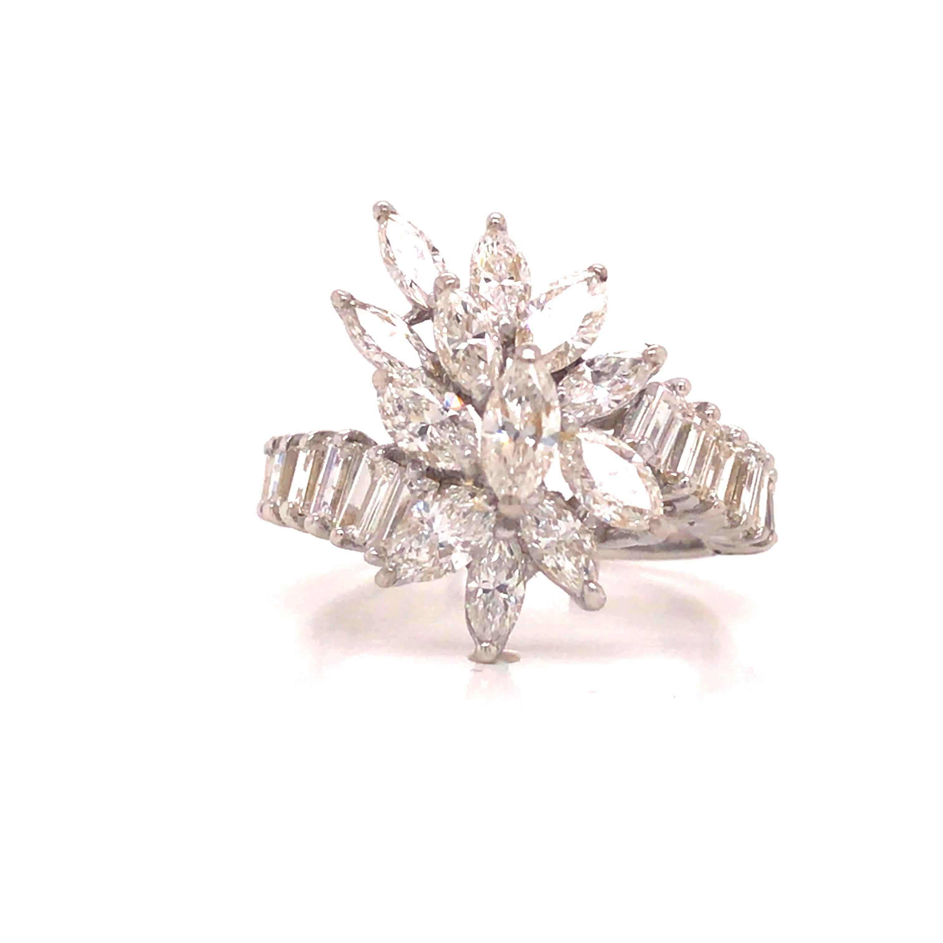 Vintage Marquise Baguette Diamond Cluster Ring in 18K Weißgold.  Marquise Form und Baguette Diamanten mit einem Gesamtgewicht von 2,50 Karat, Farbe G-H und Reinheit VS, sind fachmännisch gefasst.  Der Cluster misst 3/4 Zoll in der Länge und 1/2 Zoll
