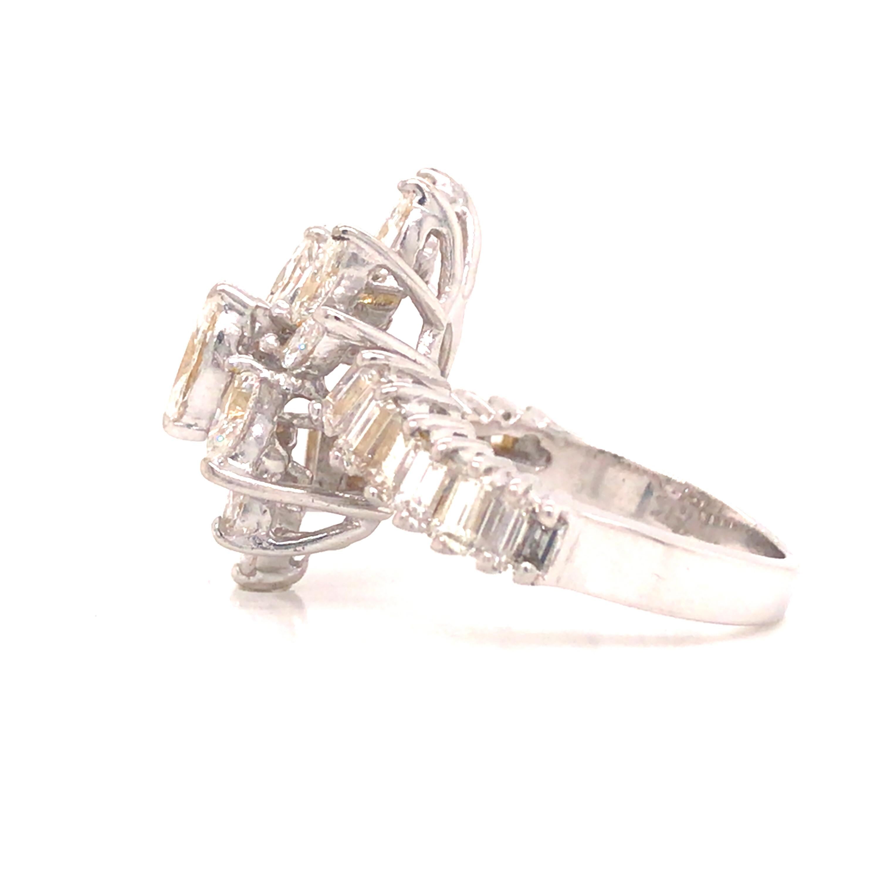18 Karat Vintage Marquise Baguette-Diamant-Cluster-Ring aus Weißgold im Zustand „Gut“ in Boca Raton, FL