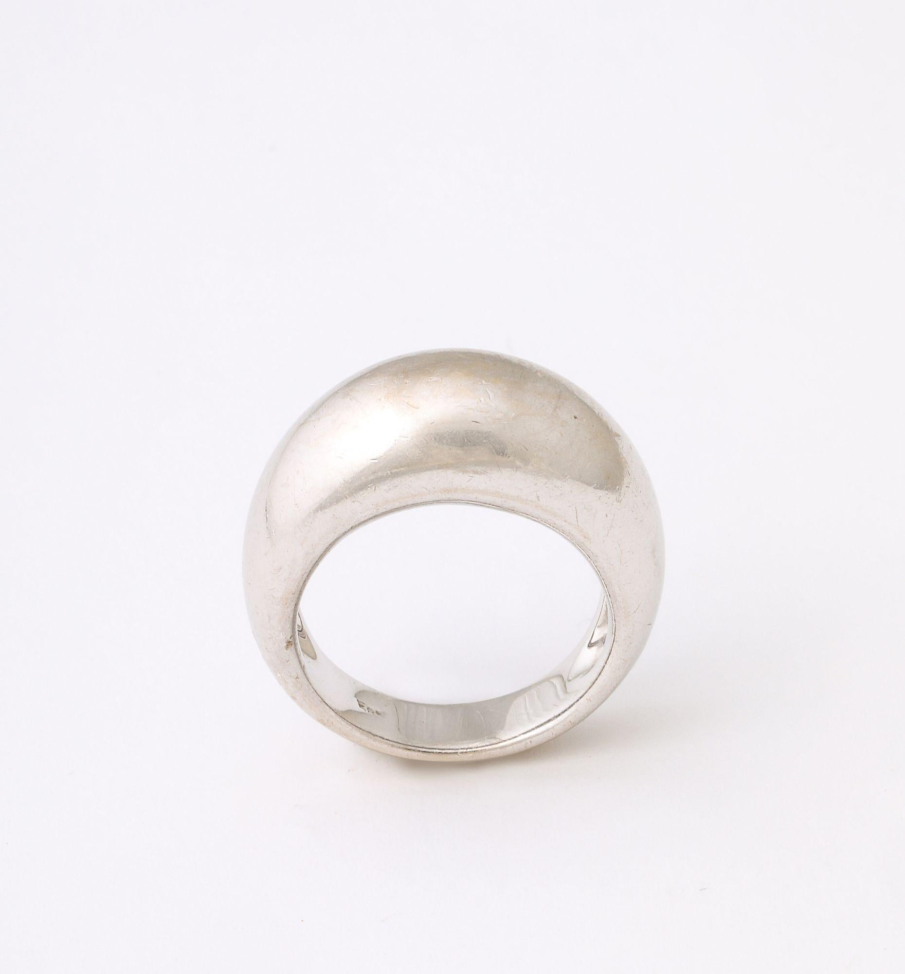 Un bellissimo anello vintage in oro bianco 18 carati da uomo con cupola