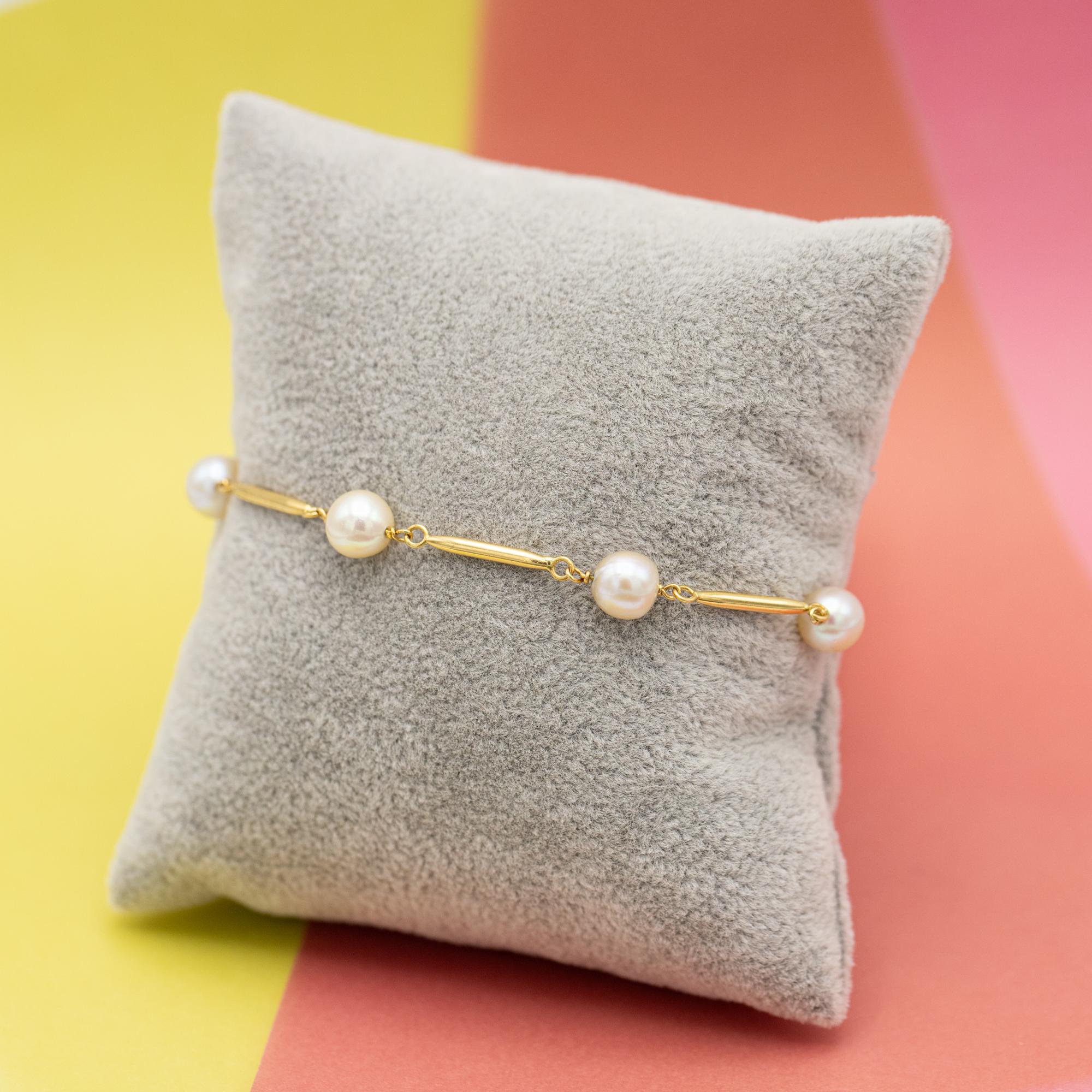 For sale is this Vintage gold & pearl bracelet. Stunning fresh water pearls alternate with elegant gold links. The gold links are crafted in 18k yellow gold, just like the spring ring clasp and pearl holders. A 0,750 mark and makers mark are set on