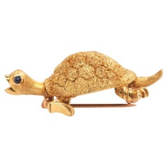 Broche et épingle de tortue en or jaune vintage 18K avec yeux en saphir