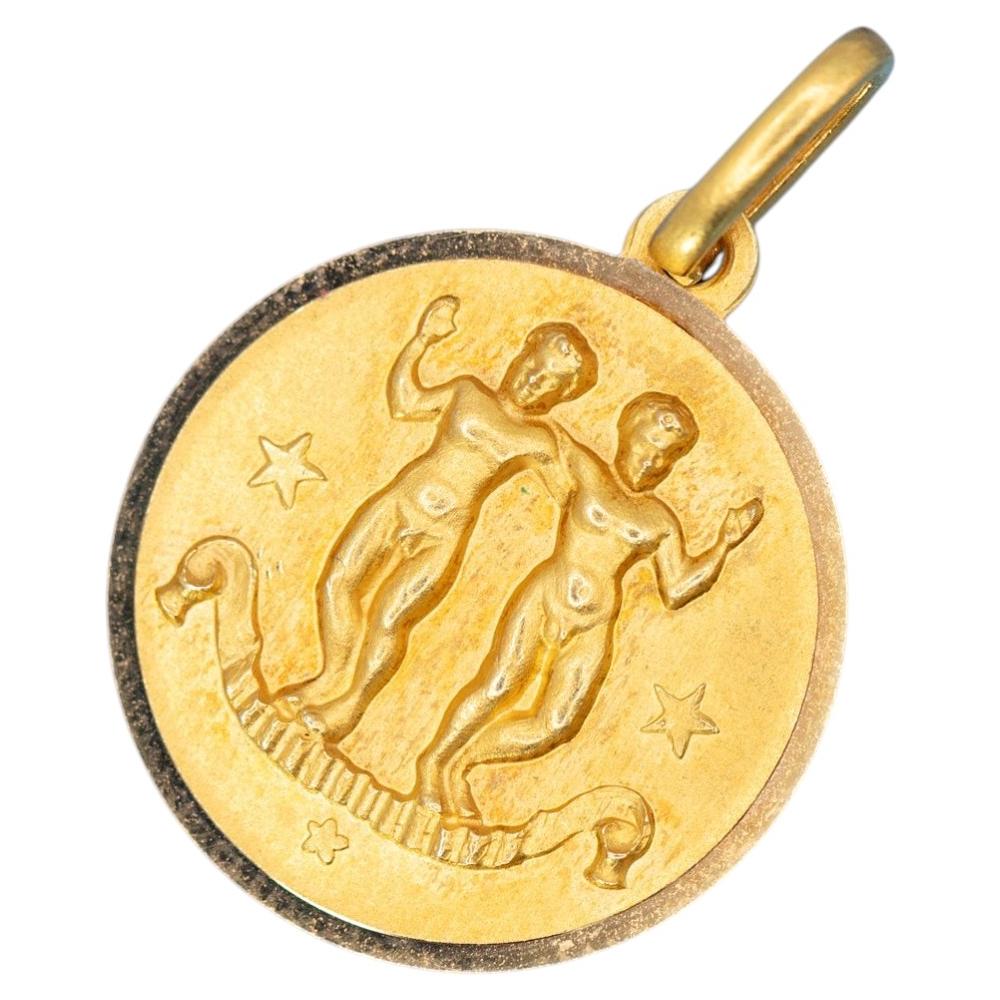 18K Vintage zodiac charm - Gemini - round 18 karat solid yellow gold Star sign For Sale