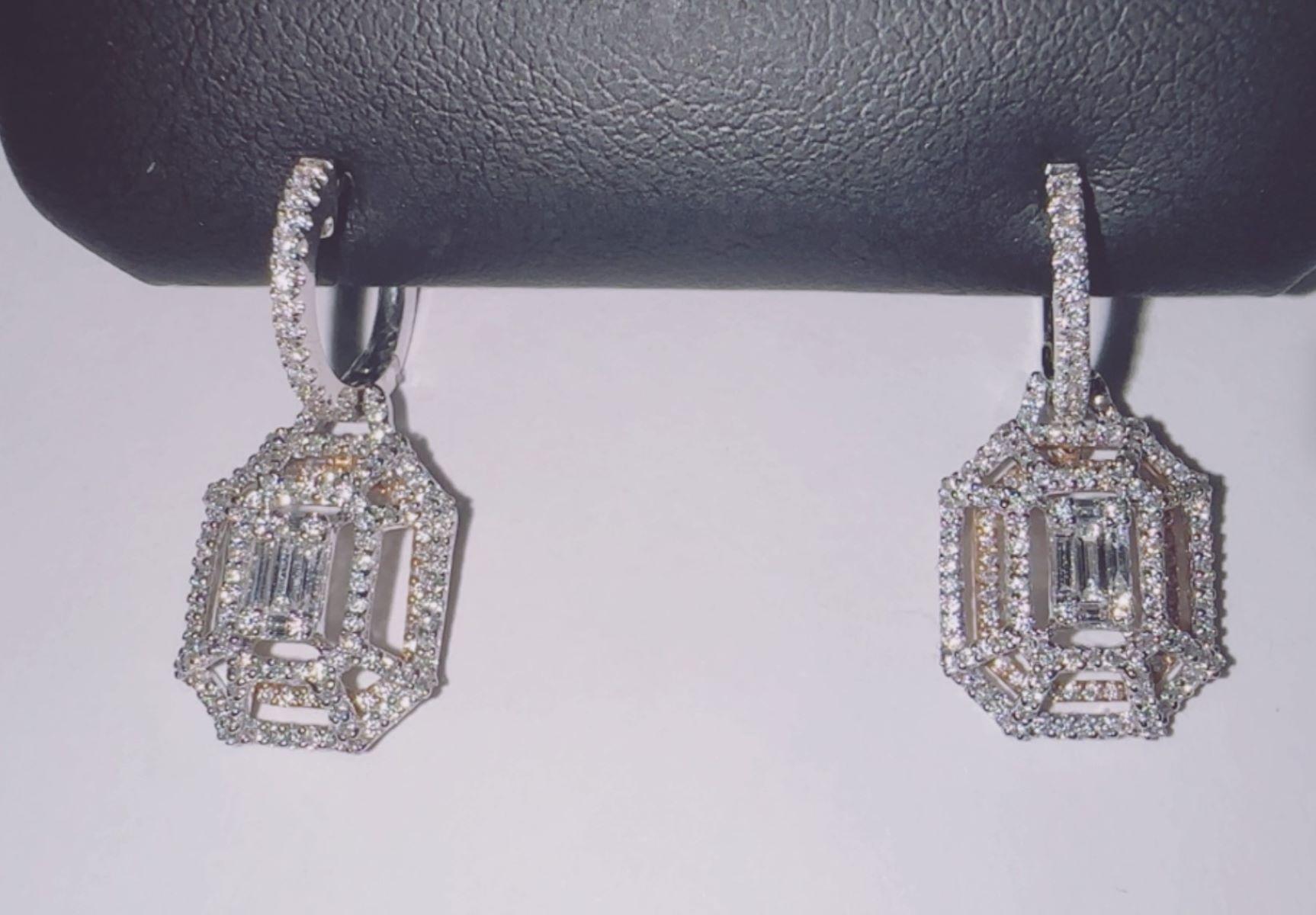 18K VVS White Gold Dangling Diamond Earrings In New Condition For Sale In Miami, FL