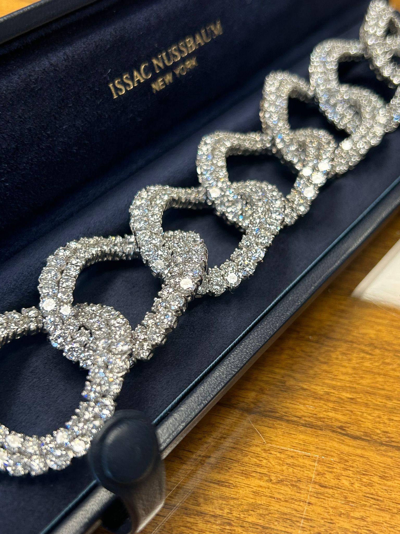Ti presentiamo lo splendido bracciale a corda in oro bianco 18 carati con chiusura ad alamaro e stratificazione infinita con 75 carati di peso H e VS1 (purezza). Un pezzo davvero squisito che merita un posto nella tua collezione di gioielli. Il