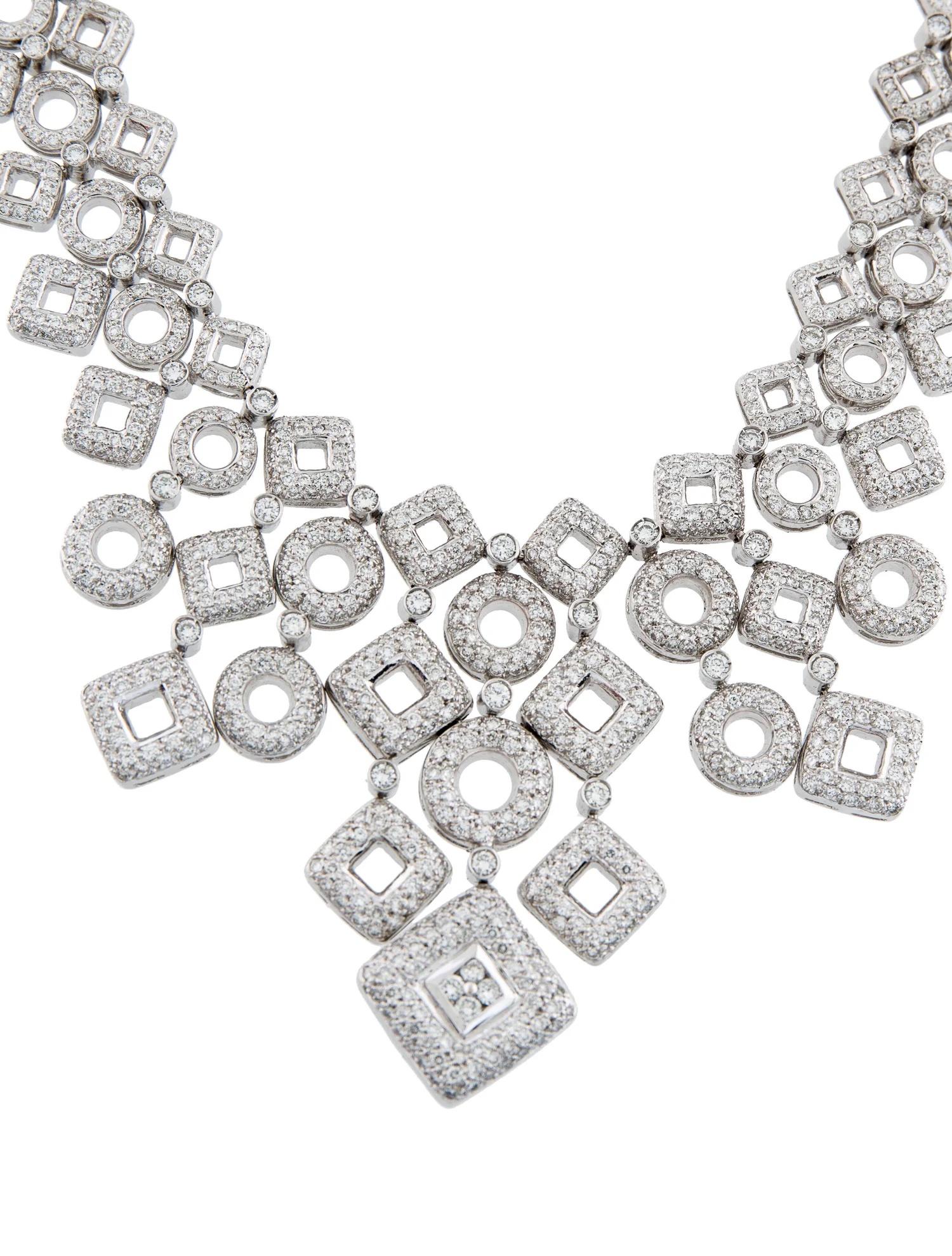 Vous parlez d'un collier qui fait sensation !

Ce collier est serti en or blanc 18 carats avec 1 089 diamants ronds pesant 7,03ctw. 
(G-H/SI en qualité).

Il mesure 17