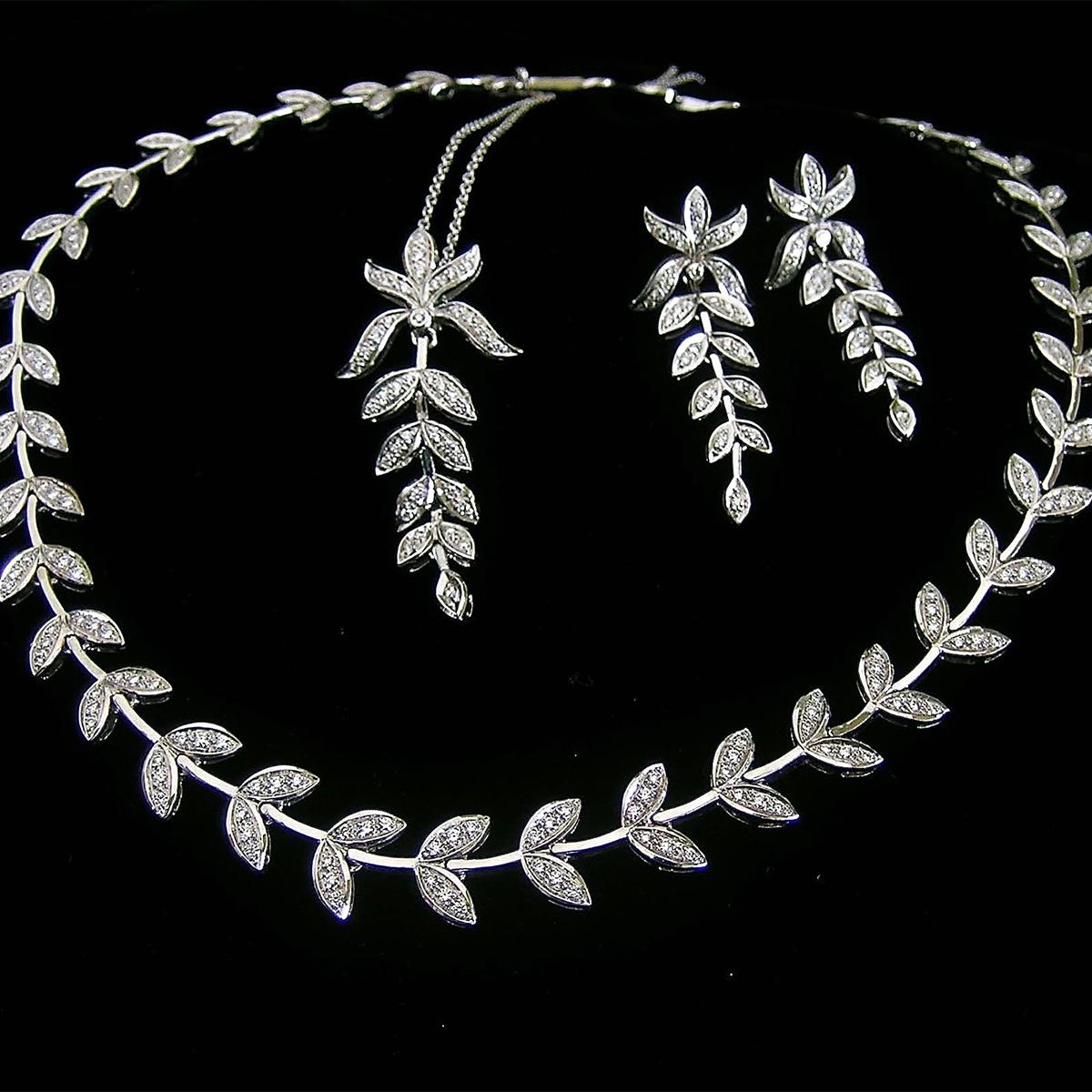 18 Karat WG and Diamond Leaf Pattern Bracelet For Sale at 1stDibs