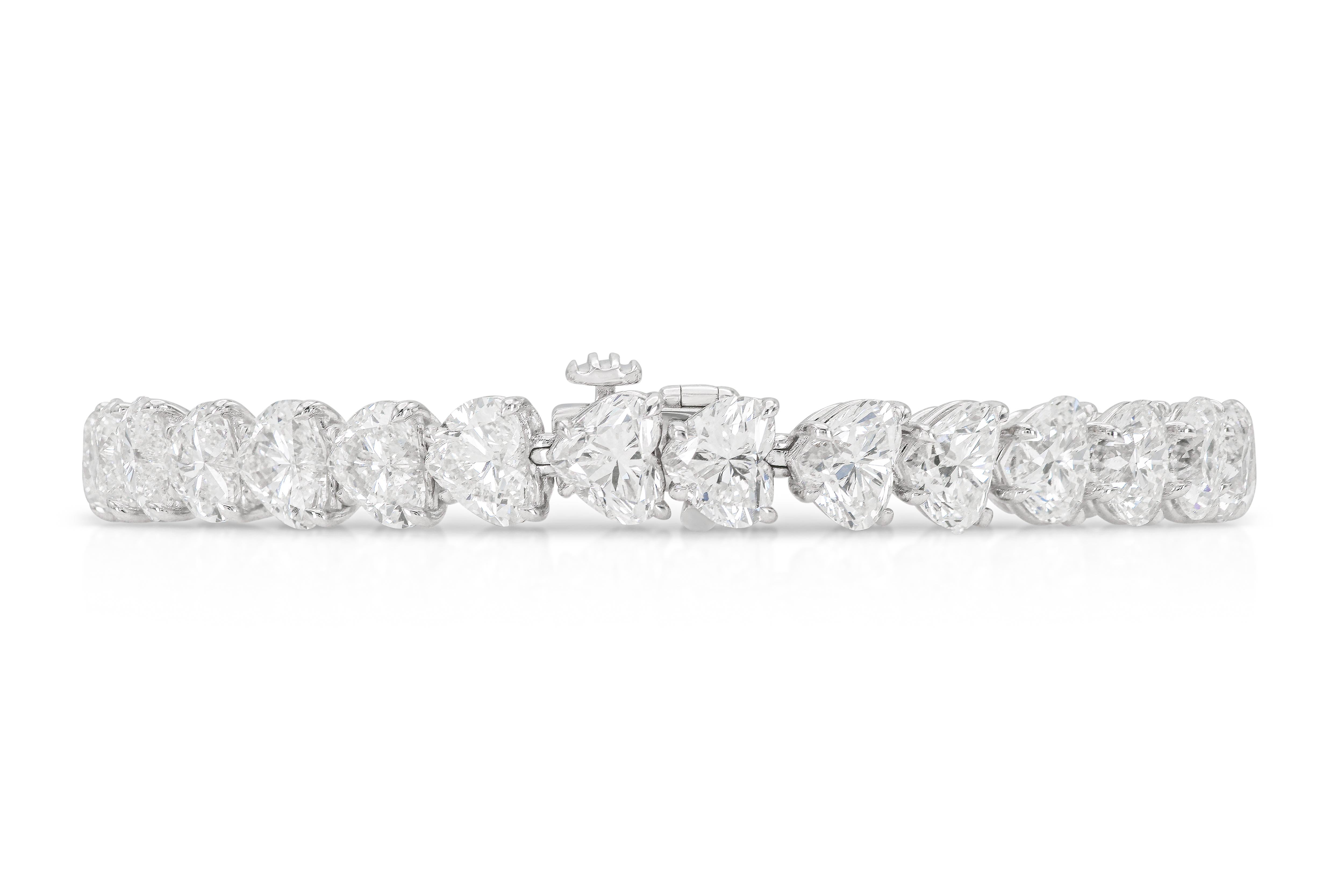Pulsera de tenis con diamantes en forma de corazón de oro de 18 quilates Tw: 28,29 quilates Moderno en venta