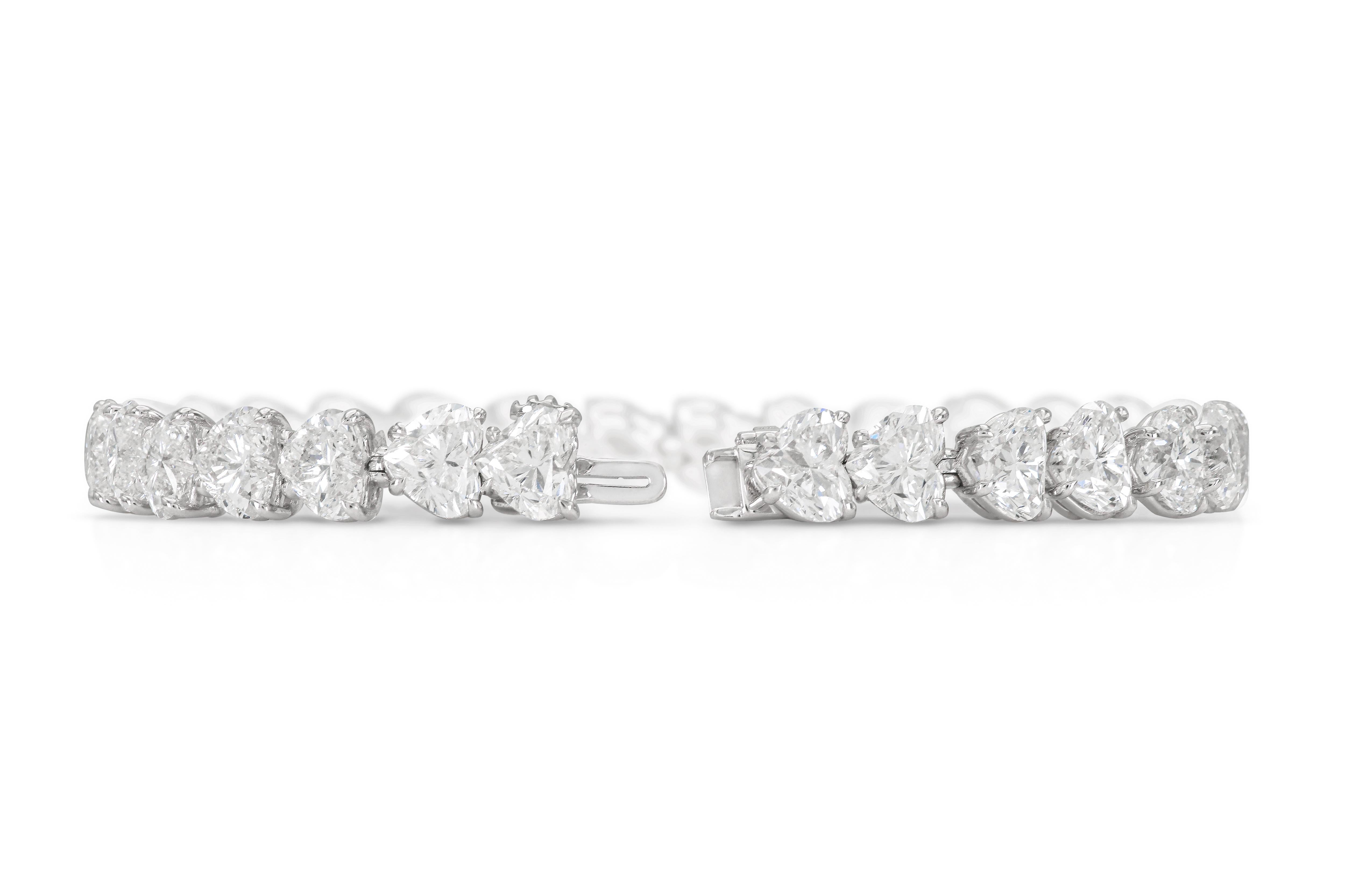 Pulsera de tenis con diamantes en forma de corazón de oro de 18 quilates Tw: 28,29 quilates Corte de corazón en venta