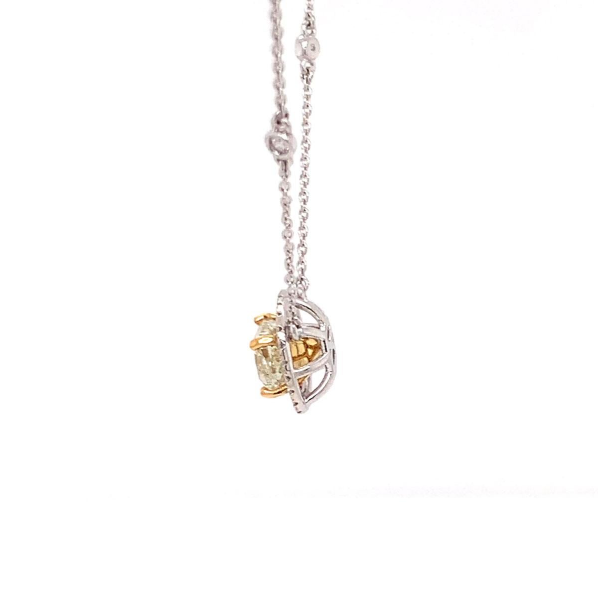 18 Karat Weiß- und 22 Karat Gelbgold Fancy Gelbgold 1,50 Cushion Halo Diamant-Halskette (Kissenschliff) im Angebot