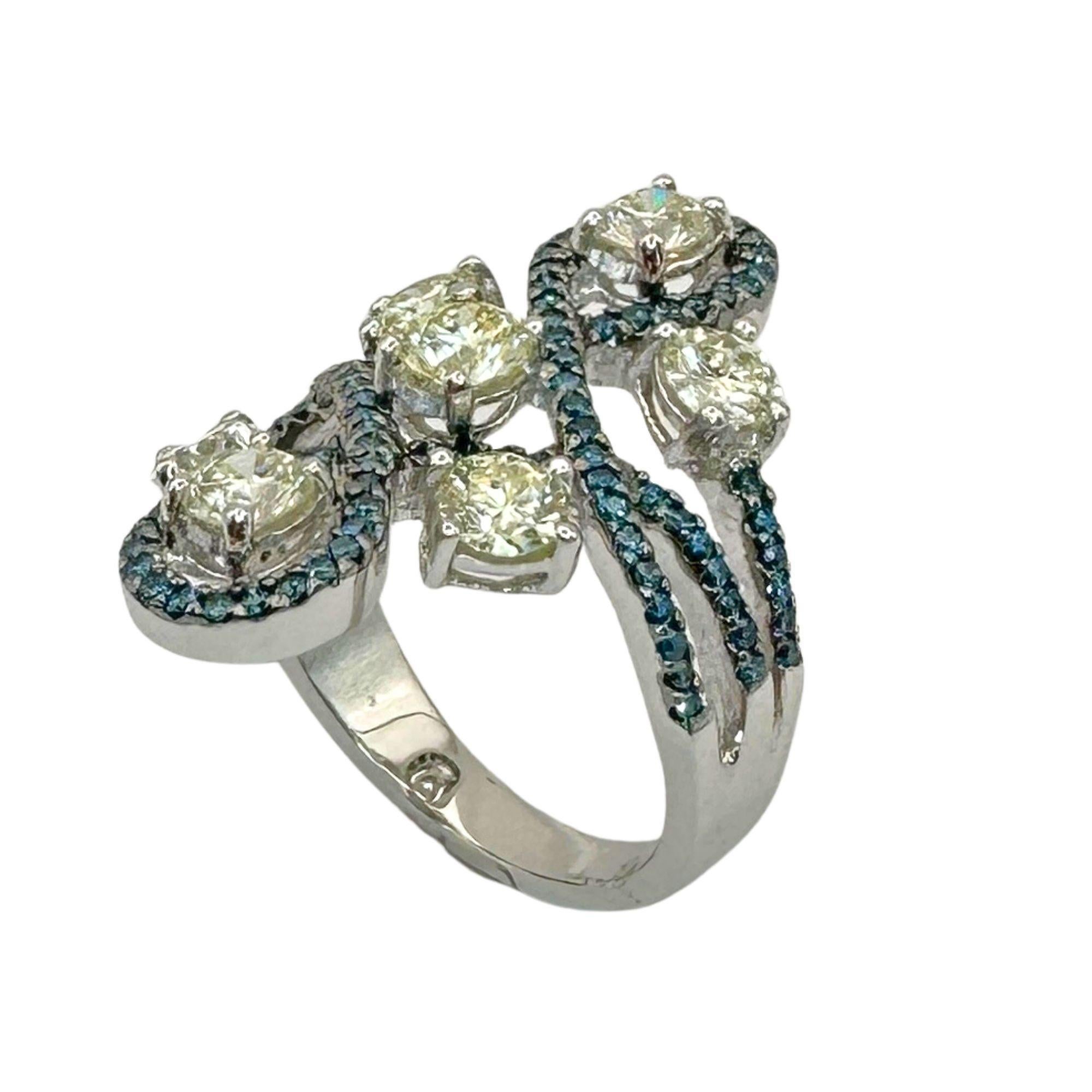 18K White and Irradiated Blue Diamond Ring In Good Condition For Sale In New York, NY