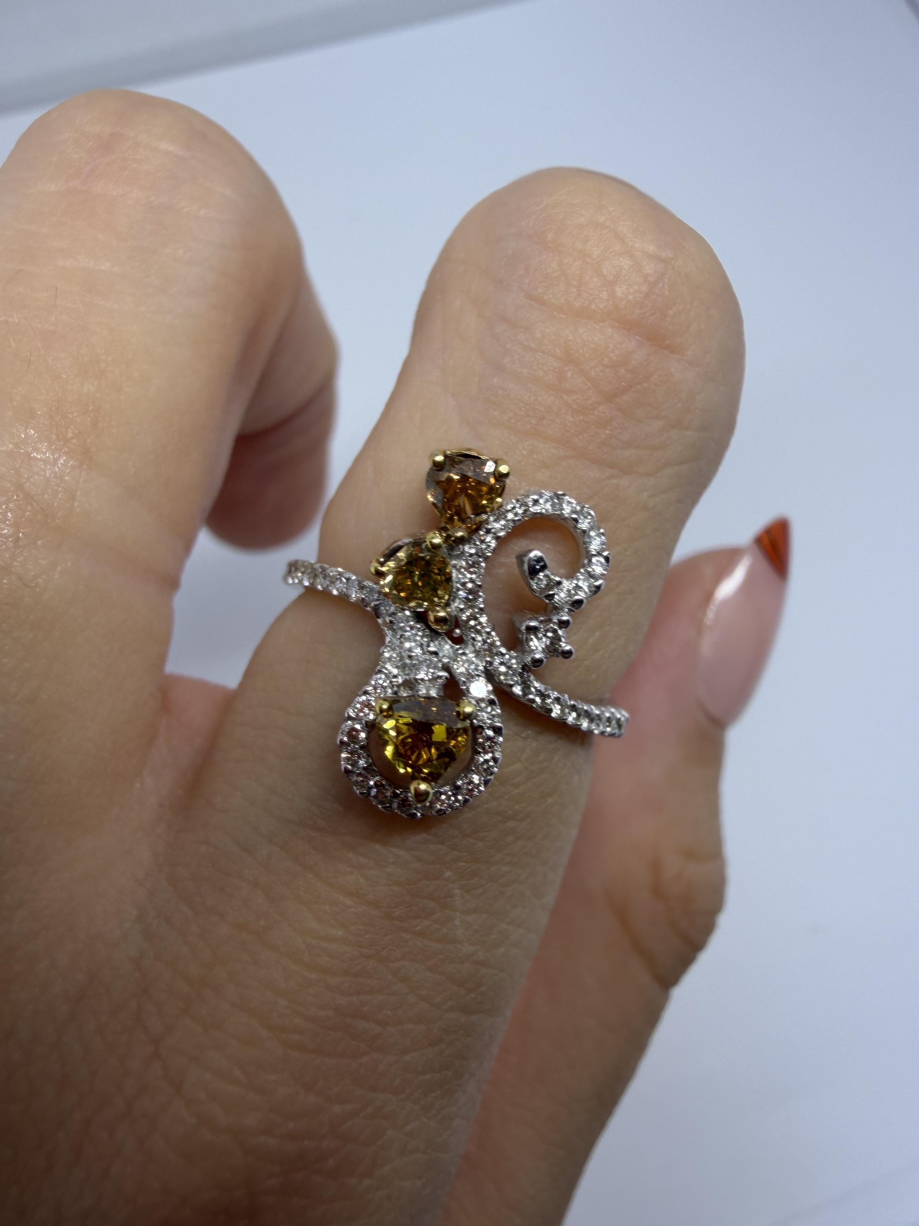 Taglio rotondo Anello con diamante bianco e marrone 18k in vendita