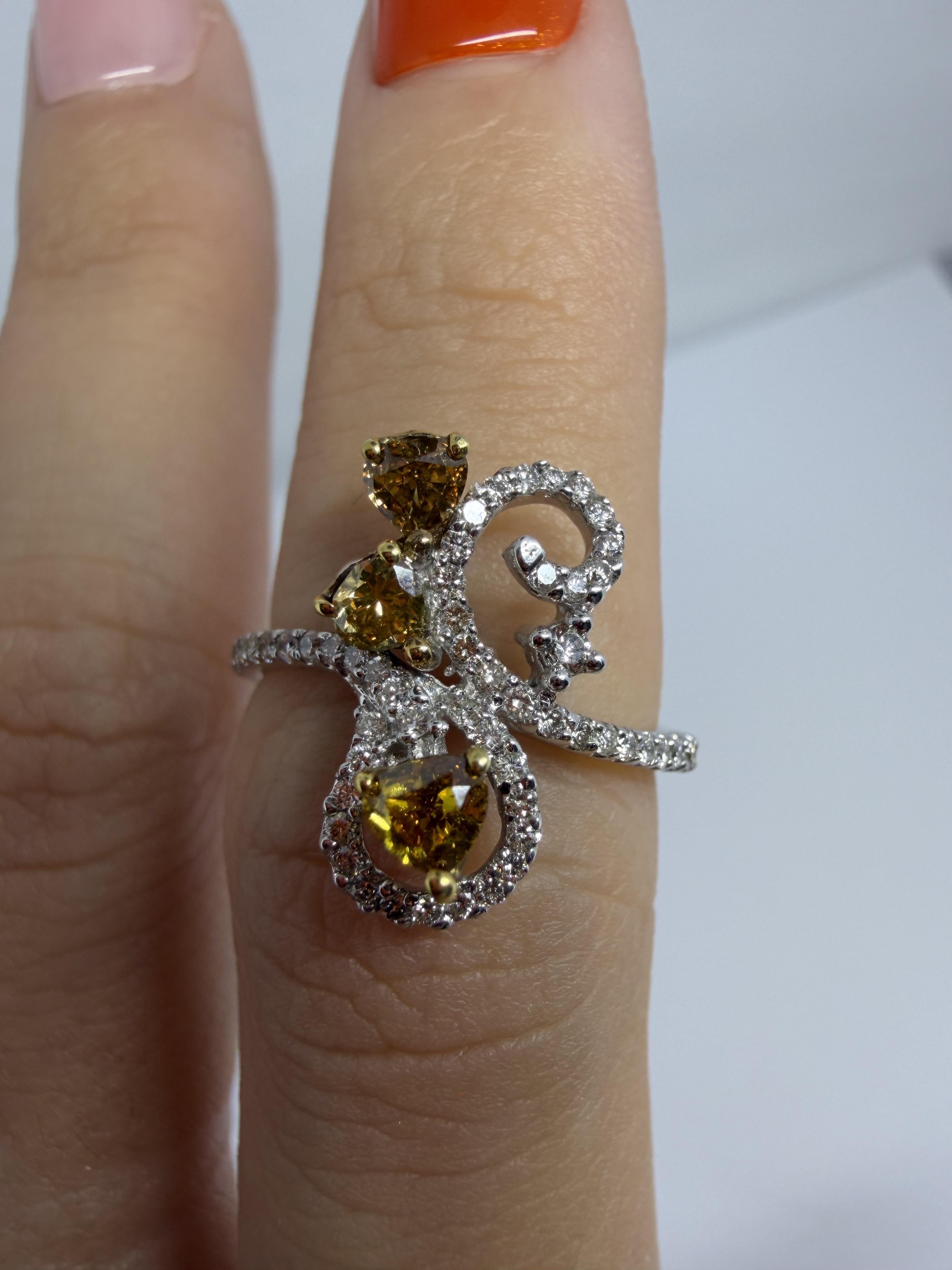 Donna Anello con diamante bianco e marrone 18k in vendita