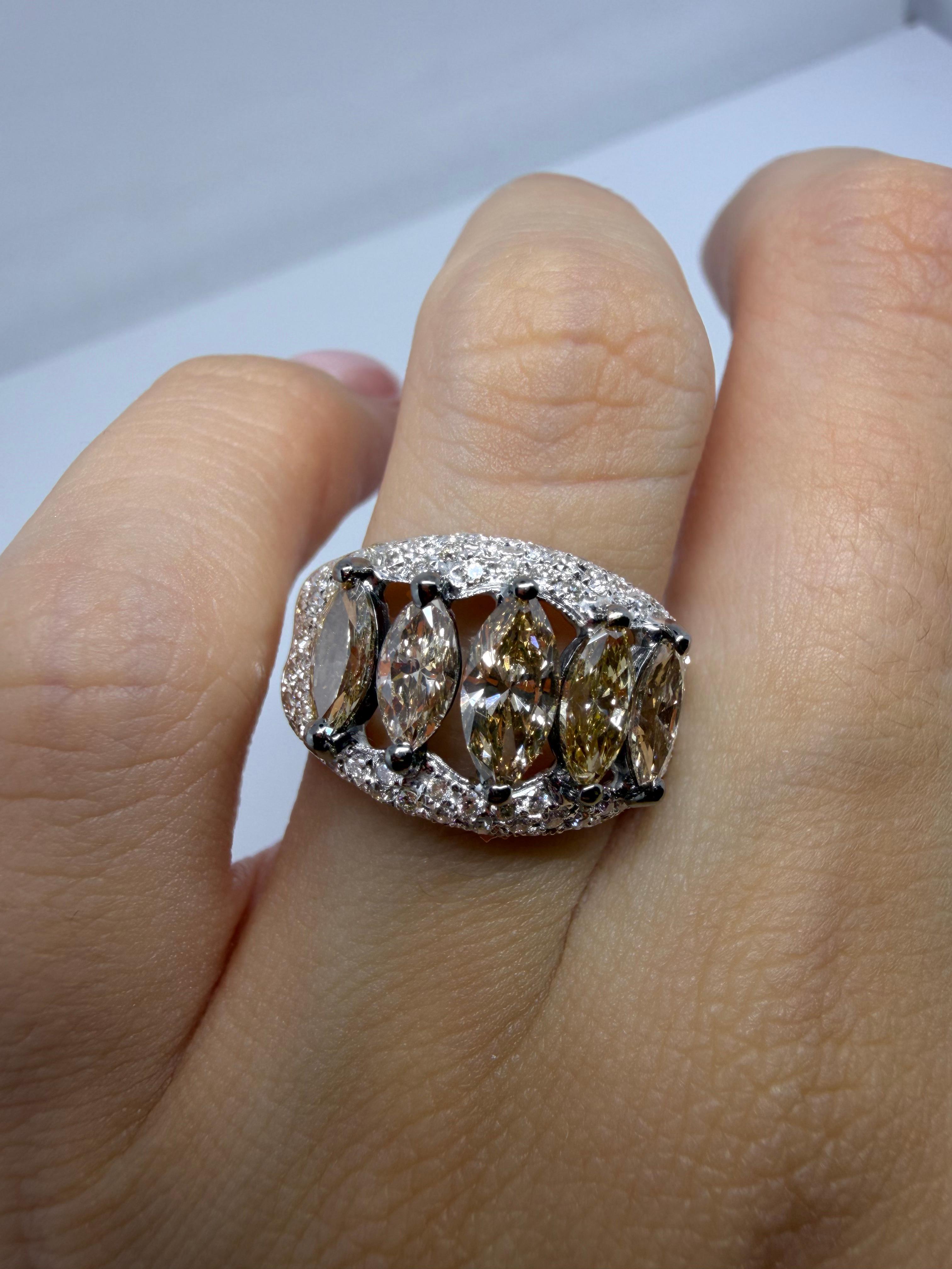 Bague en or blanc 18 carats orn�ée de diamants de taille marquise de couleur brun champagne chaud, rehaussés de diamants blancs le long de l'anneau. Le design/One le rend confortable pour un usage quotidien. Les griffes en rhodium noir créent un
