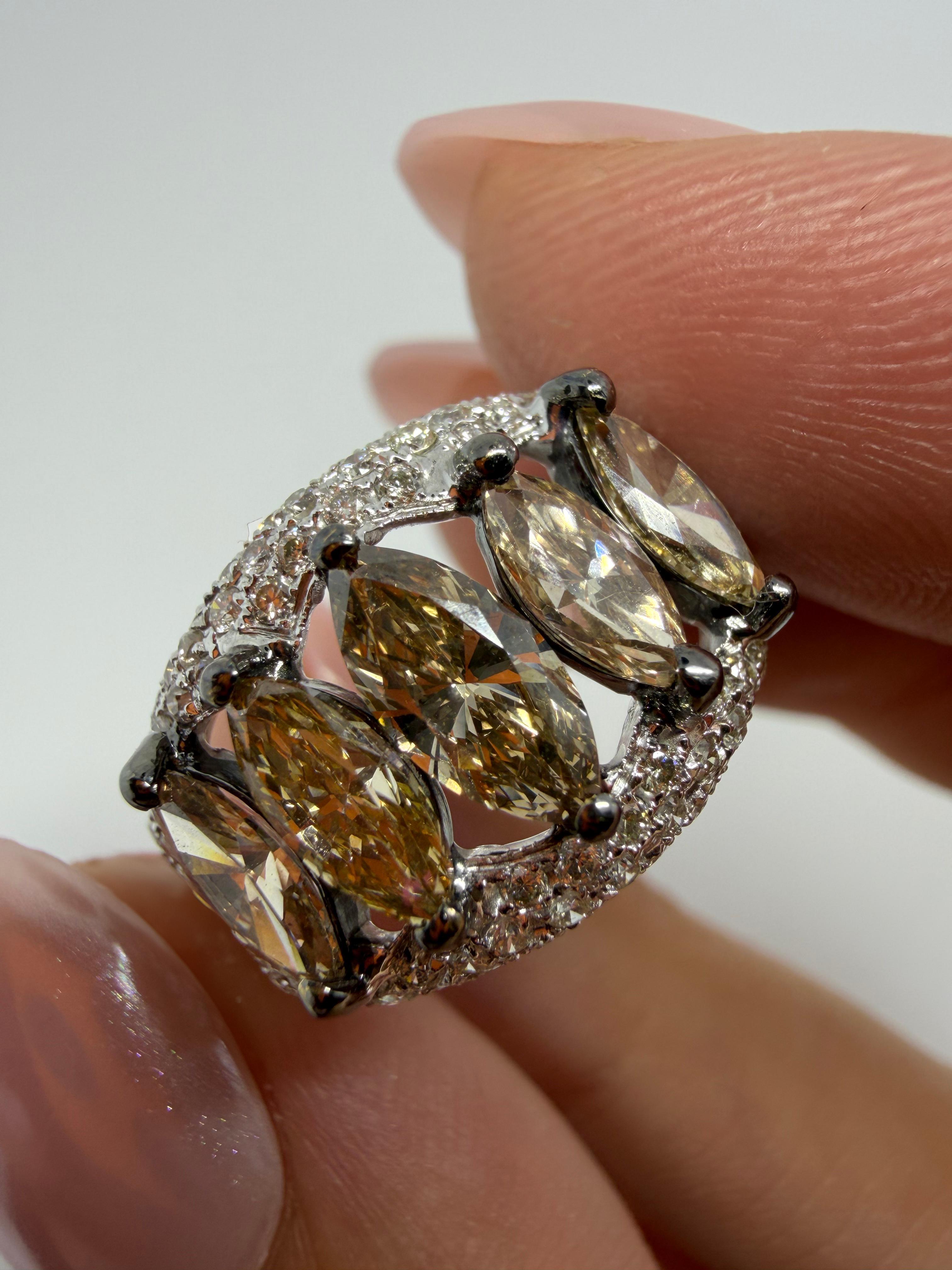 Bague à large bandeau en diamant taillé en marquise 18k blanc et champagne brun en vente 3