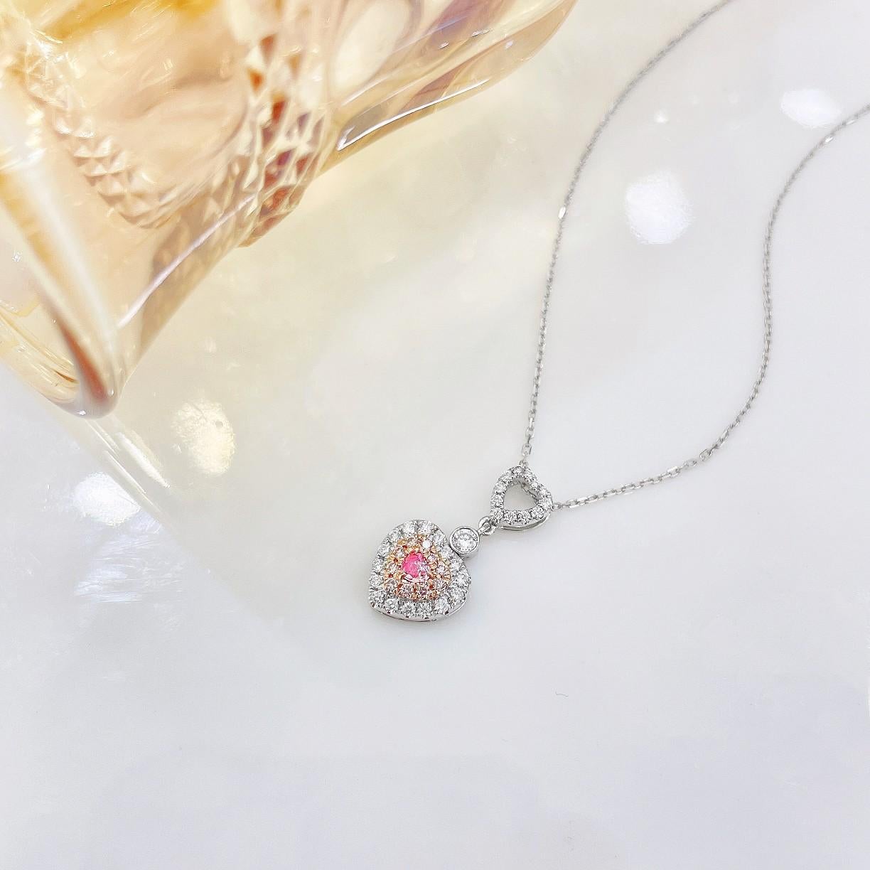 Gesamtgewicht: 2,33 g
Netto-Goldgewicht: 2.258 g
Hauptstein: 1 Diamant, 0,090 CT
Sekundäre Steine: 39 Diamanten, 0,270 CT

Diese bezaubernde Halskette mit herzförmigem Verschluss ist aus 18 Karat Weiß- und Roségold gefertigt und mit funkelnden